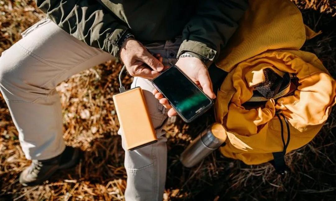 مزایای استفاده از پاوربانک در سفر؛ منبع عکس: وب سایت Thelatch.com.au. عکاس: نامشخص