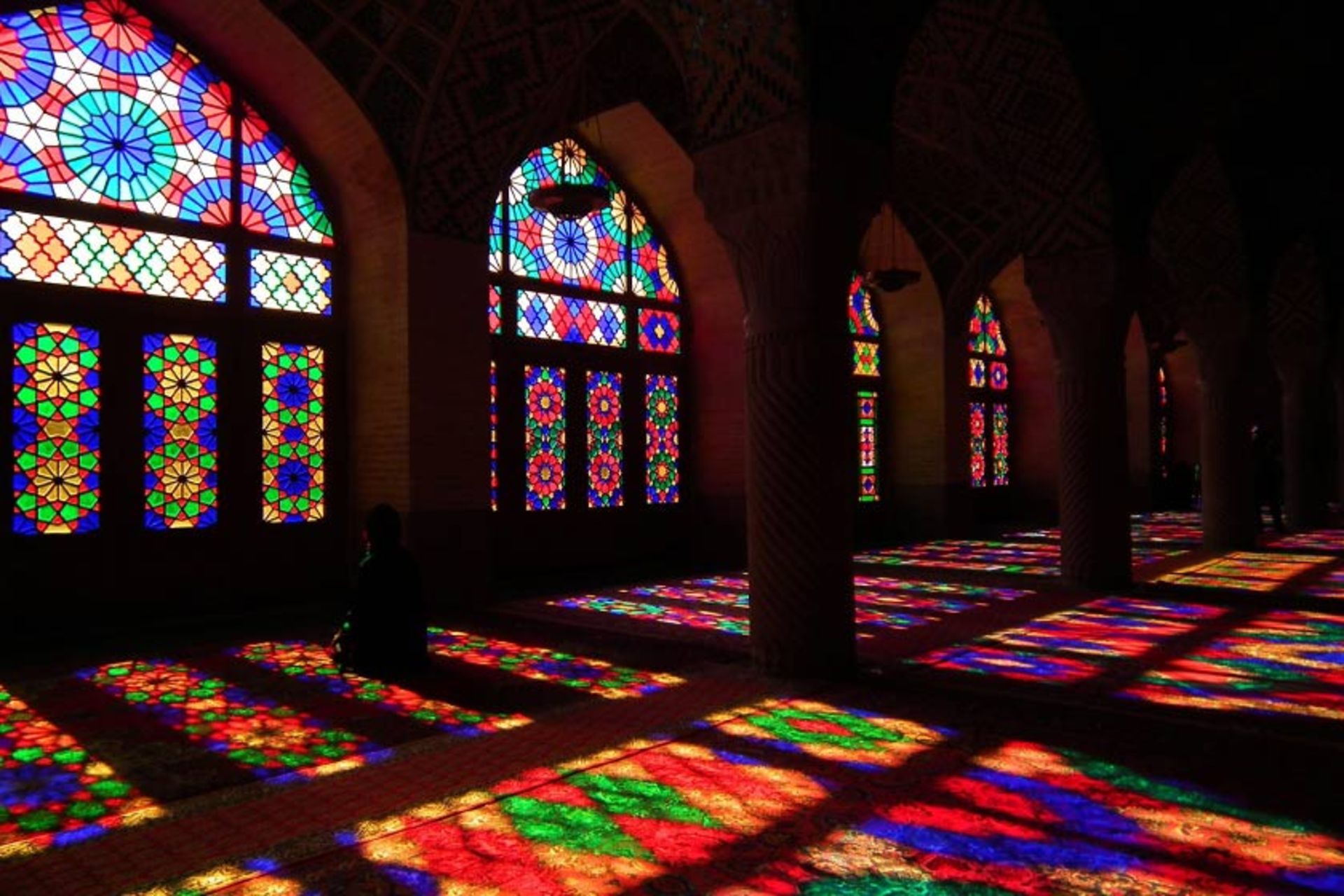 فضای داخلی مسجد نصیرالمک، منبع عکس: epiciran.com، عکاس: نامشخص