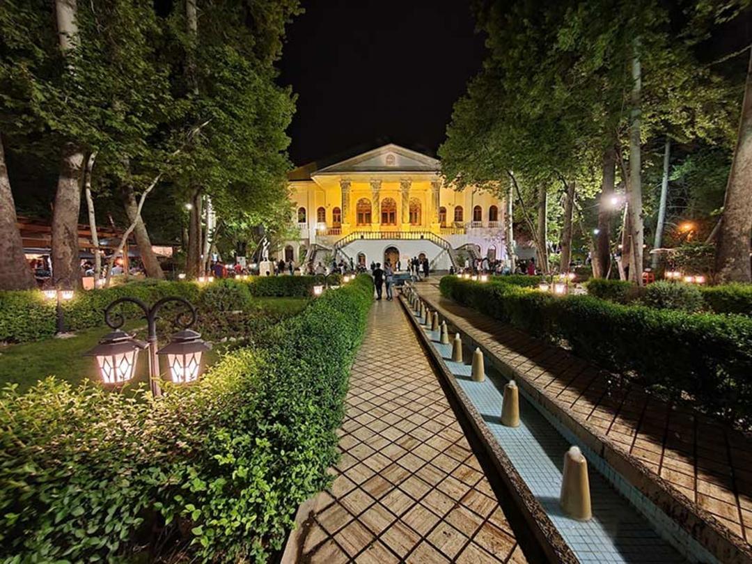 عمارت باغ موزه فردوس در شب؛ منبع عکس: گوگل مپ؛ عکاس: omid360 Studio