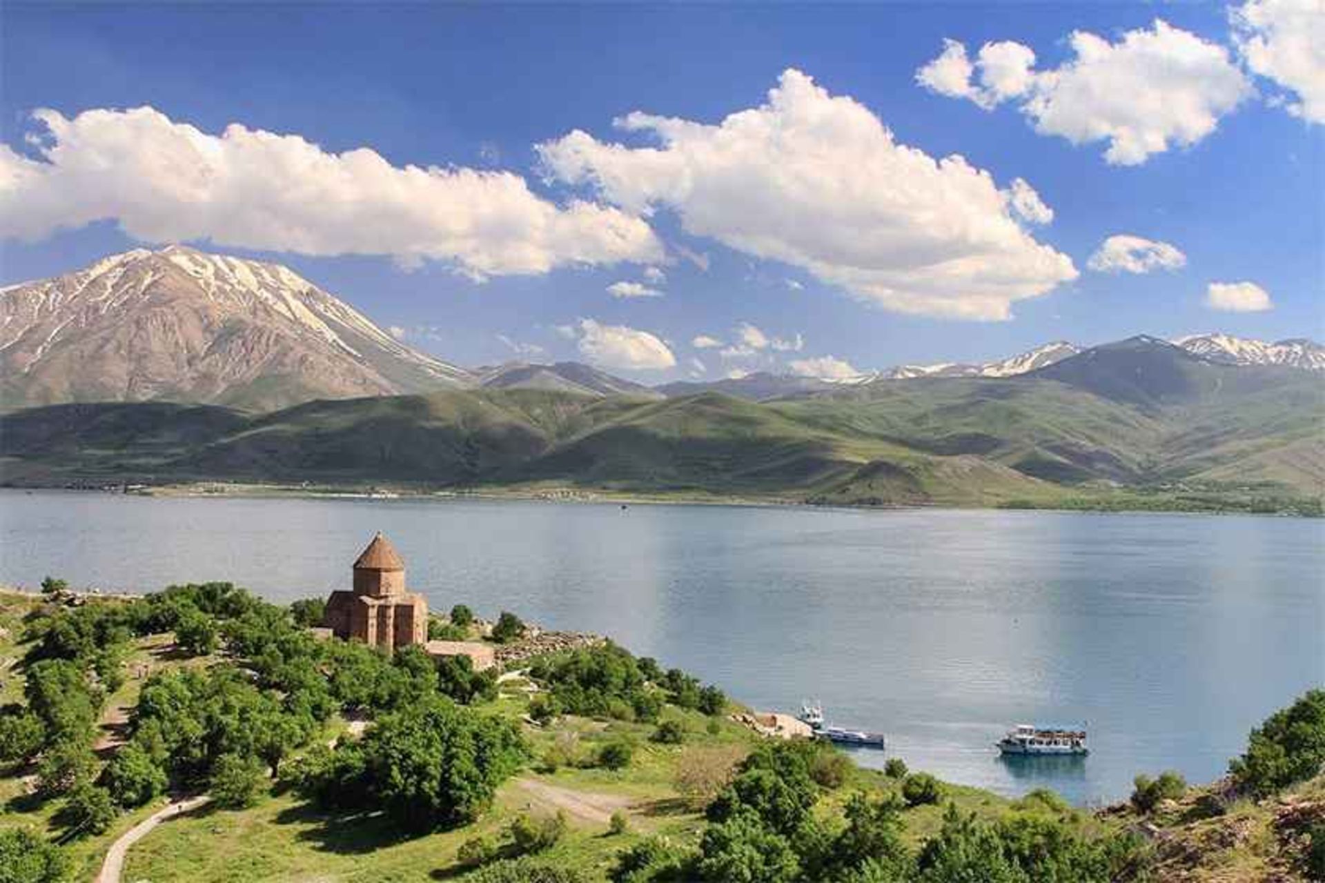 قایق سواری در دریاچه وان، منبع عکس: گوگل مپ، عکاس: نامشخص