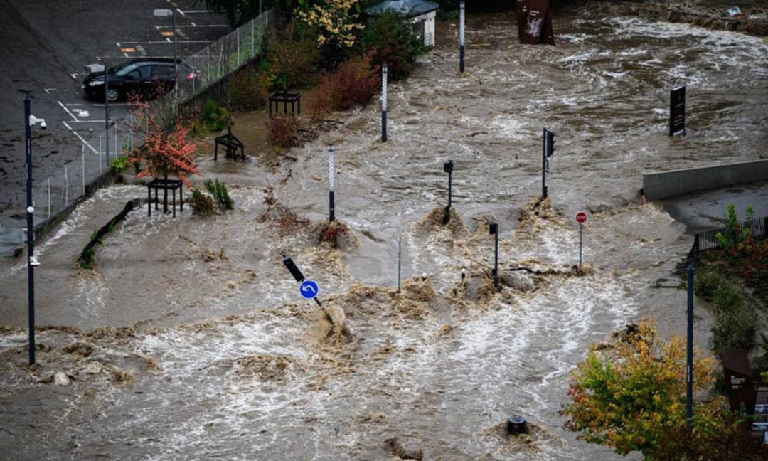  سیل در مرکز فرانسه؛ منبع عکس: the guardian؛ نام عکاس: Jeff Pachoud