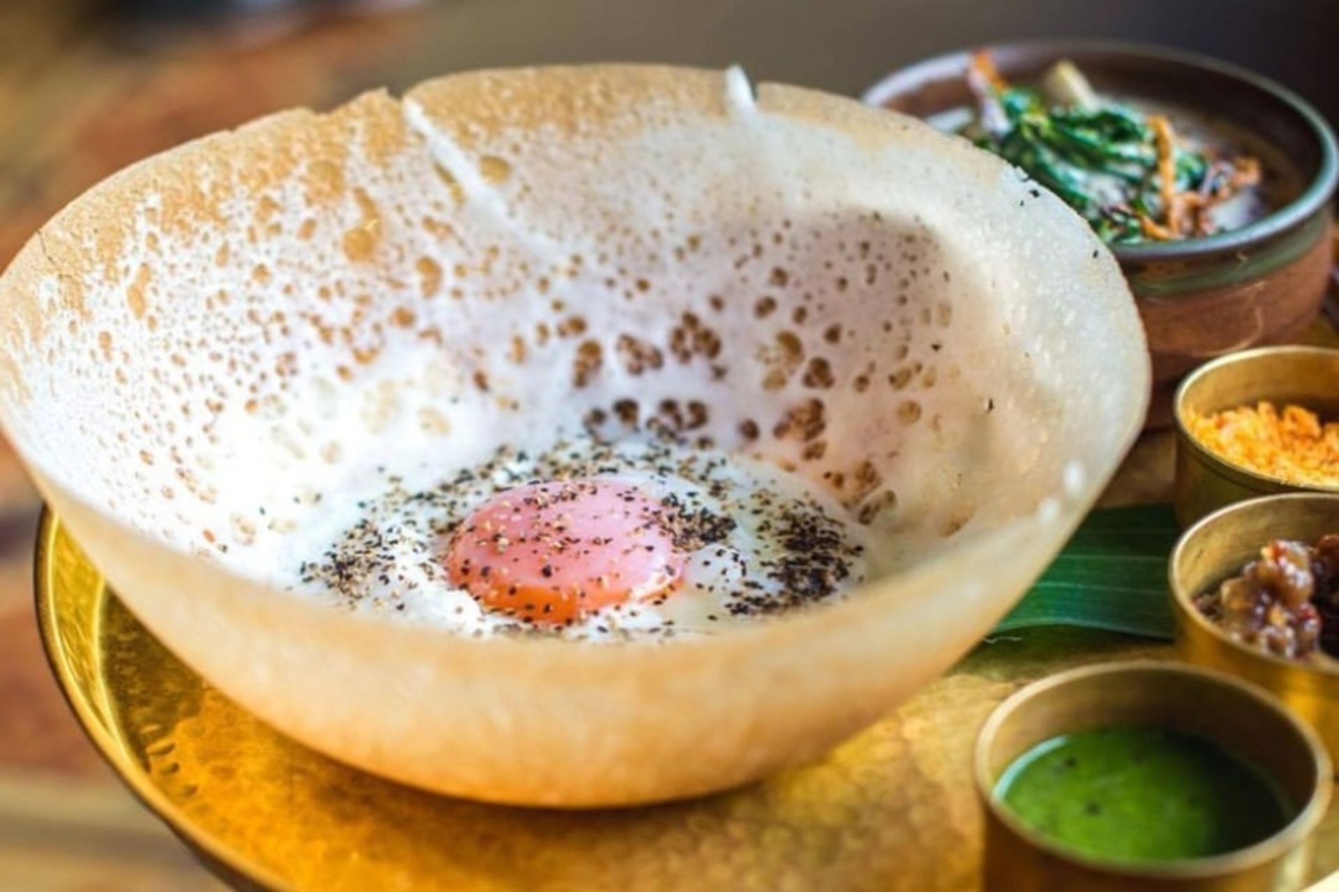 هاپر صبحانه سریلانکایی؛ منبع عکس: سایت tastingtable.com. عکاس: نامشخص