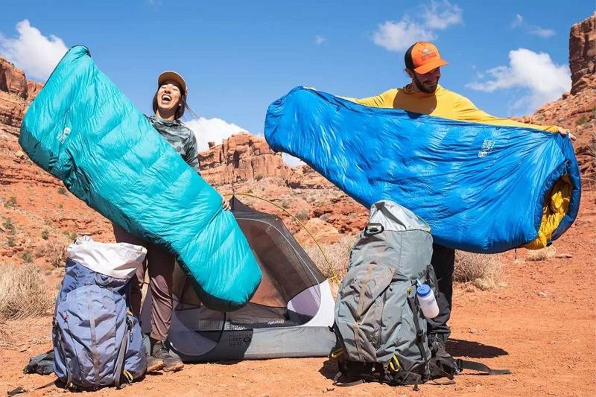 کیسه خواب های ابی و سبز در طبیعت؛ منبع عکس: وب سایت TravelFreak. عکاس: نامشخص