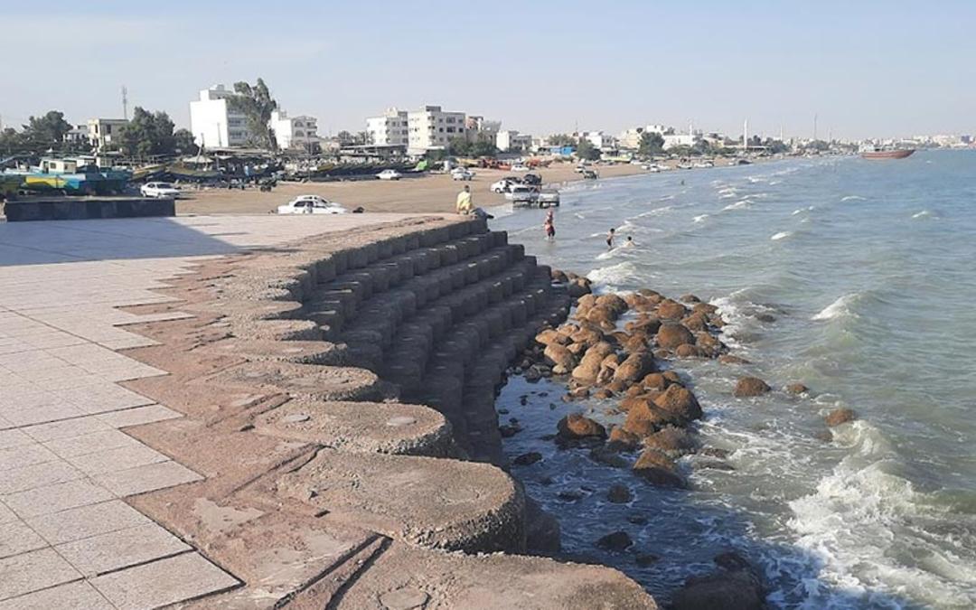 گردشگران در ساحل سورو بندرعباس، منبع عکس: گوگل مپ، عکاس: بهزاد حبیب زاده