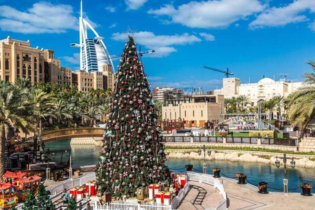 درخت کریسمس در دبی؛ منبع عکس وب سایت Time Out Dubai. عکاس نامشخص