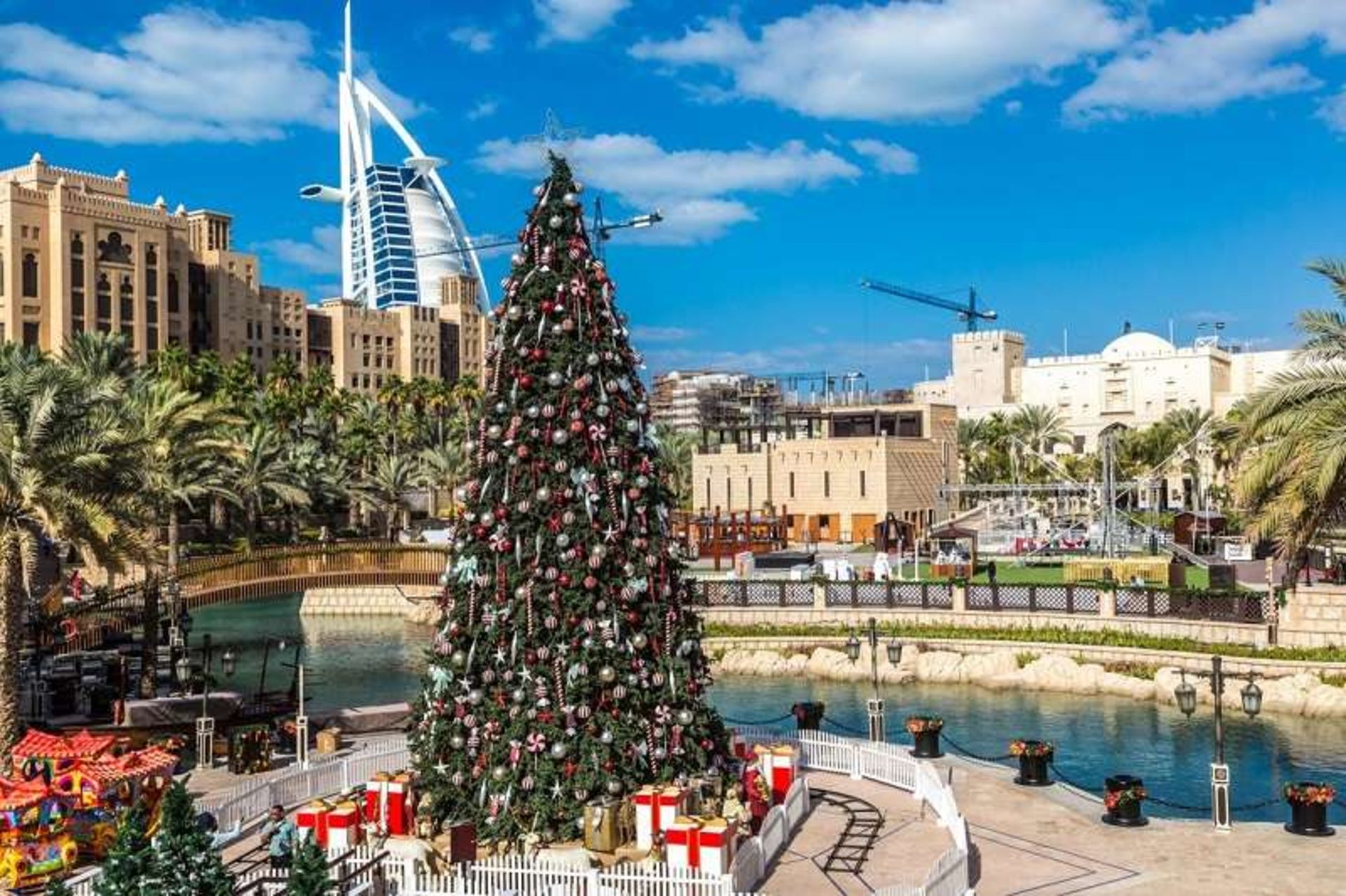 درخت کریسمس در دبی؛ منبع عکس وب سایت Time Out Dubai. عکاس نامشخص