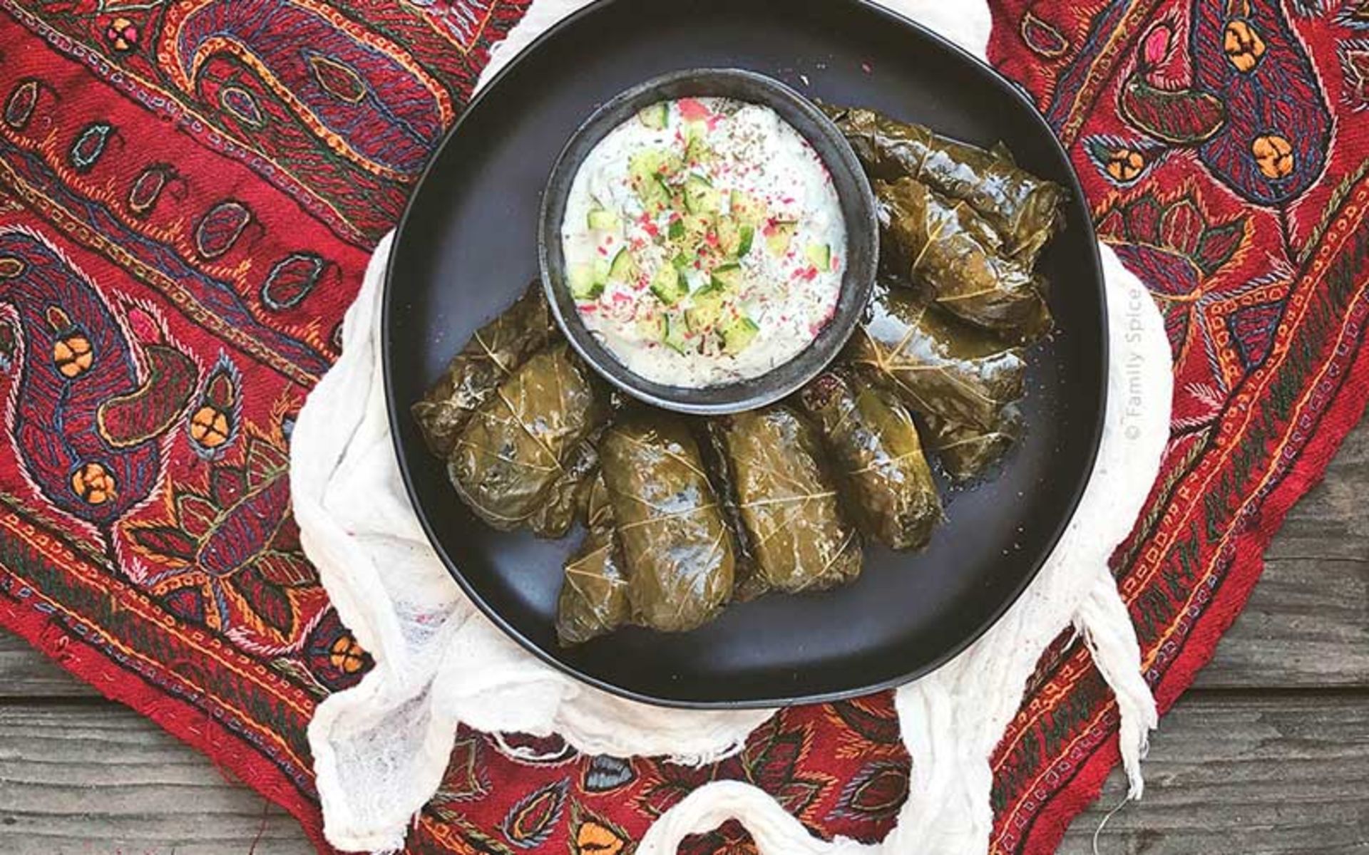دلمه برگ مو با ماست، منبع عکس: familyspice.com، عکاس: نامشخص