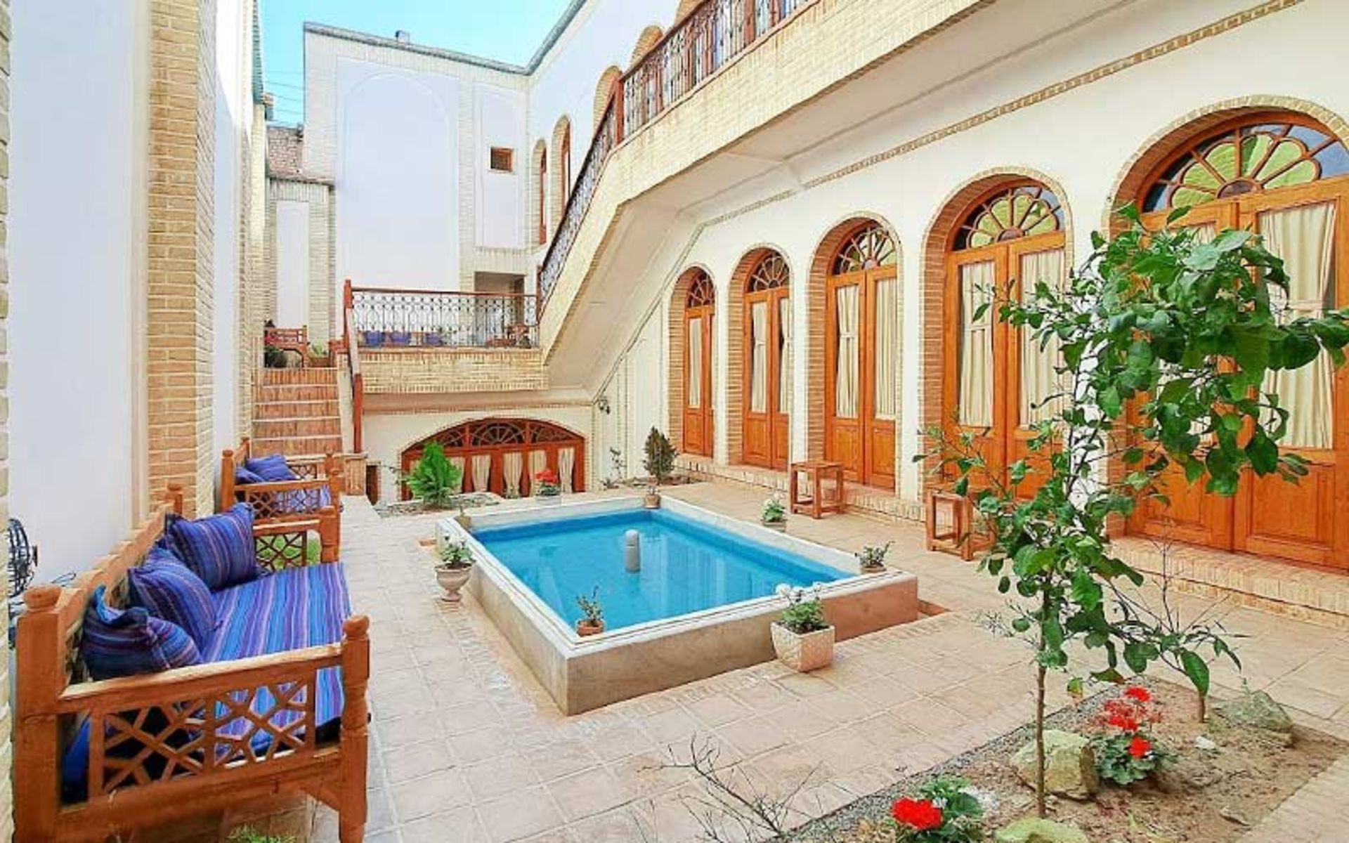حیاط اقامتگاه بومگردی 