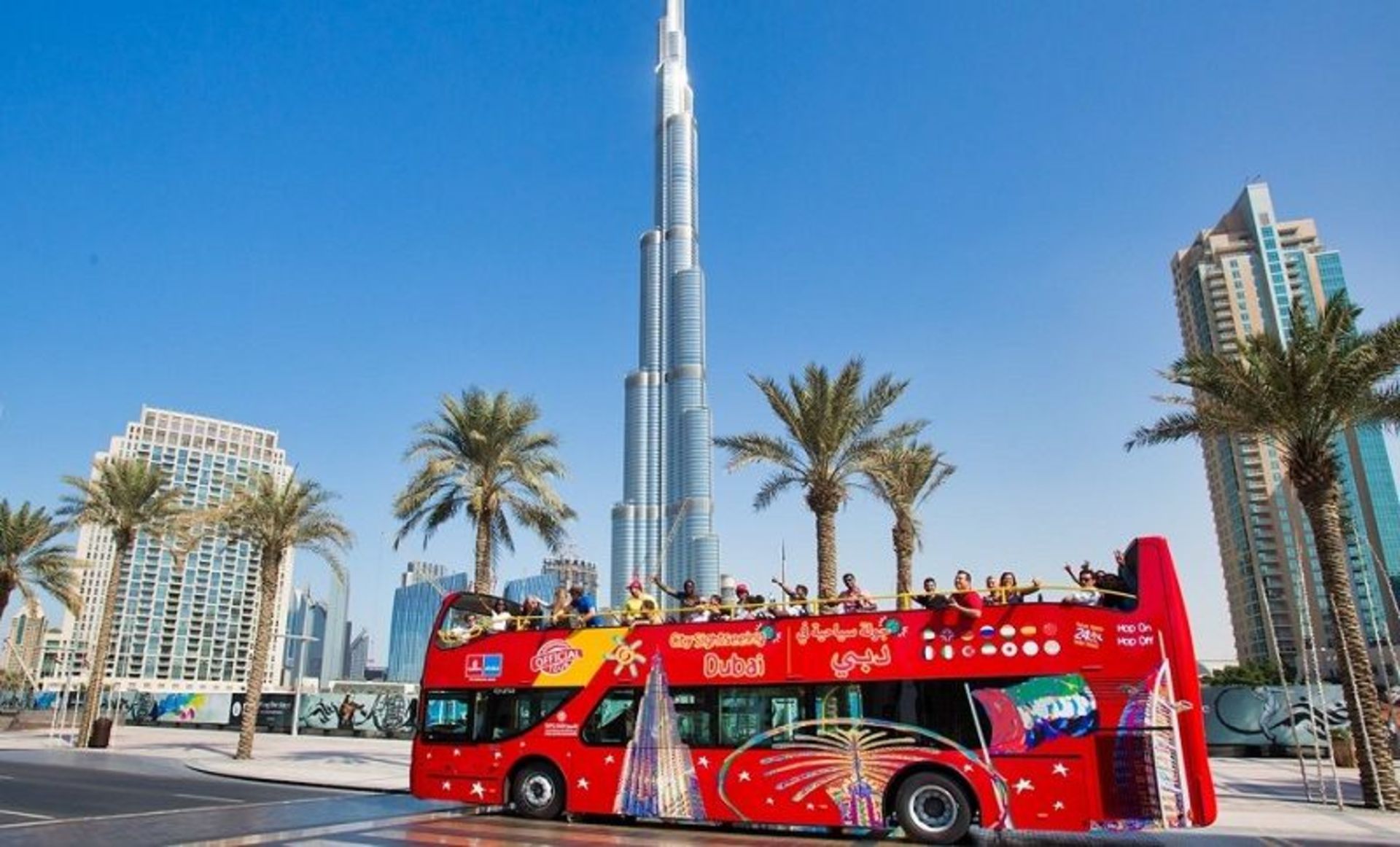 گشت شهری دبی با اتوبوس گردشگری؛ منبع عکس: وب سایت Explore Dubai's Wonders with Safaarati Travel & Tourism. عکاس: نامشخص