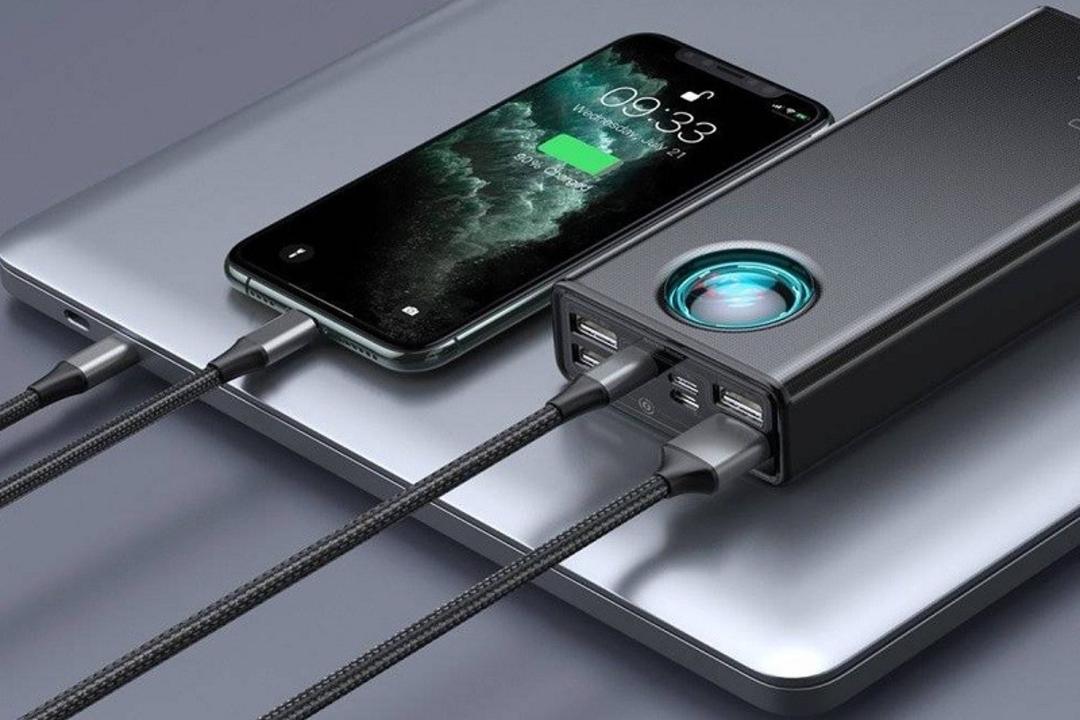 پاوربانک باسئوس؛ مدل (Amblight) PPLG-A۰۱؛ منبع عکس: وب سایت Zoomit.ir. عکاس: نامشخص