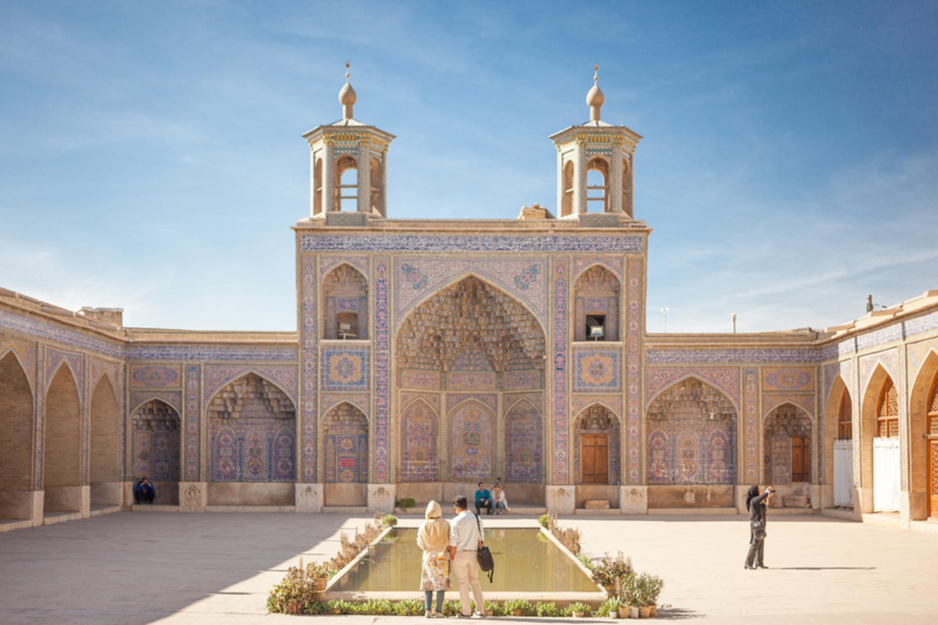 حیاط مسجد نصیرالملک. عکاس: Matt Biddulph