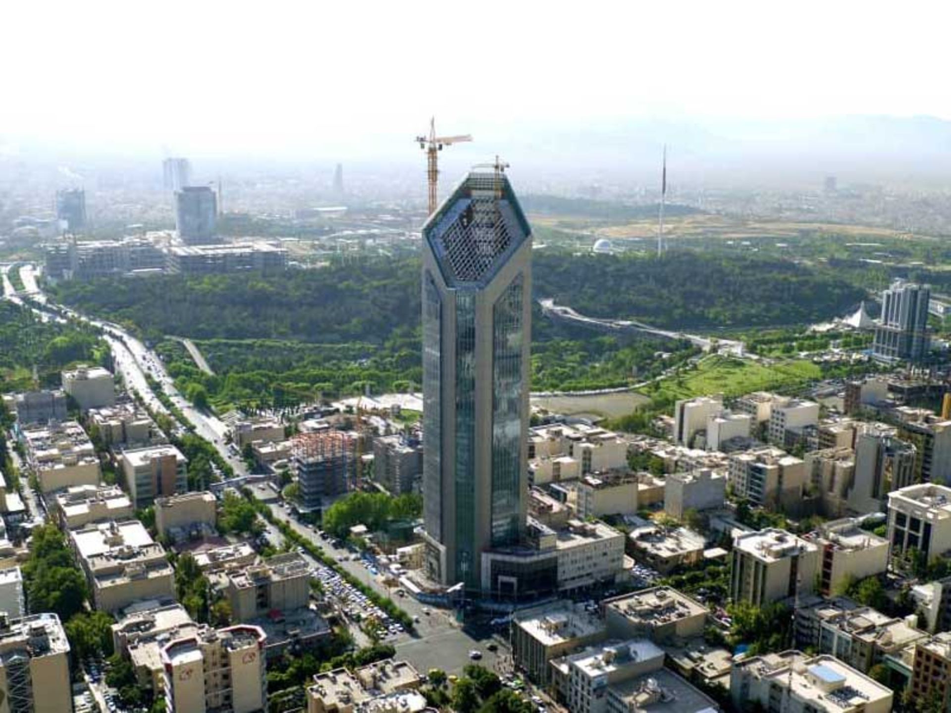 برج بانک آینده و ساختمان های اطراف. منبع: وب سایت ساختمان آنلابن؛ عکاس: نامشخص