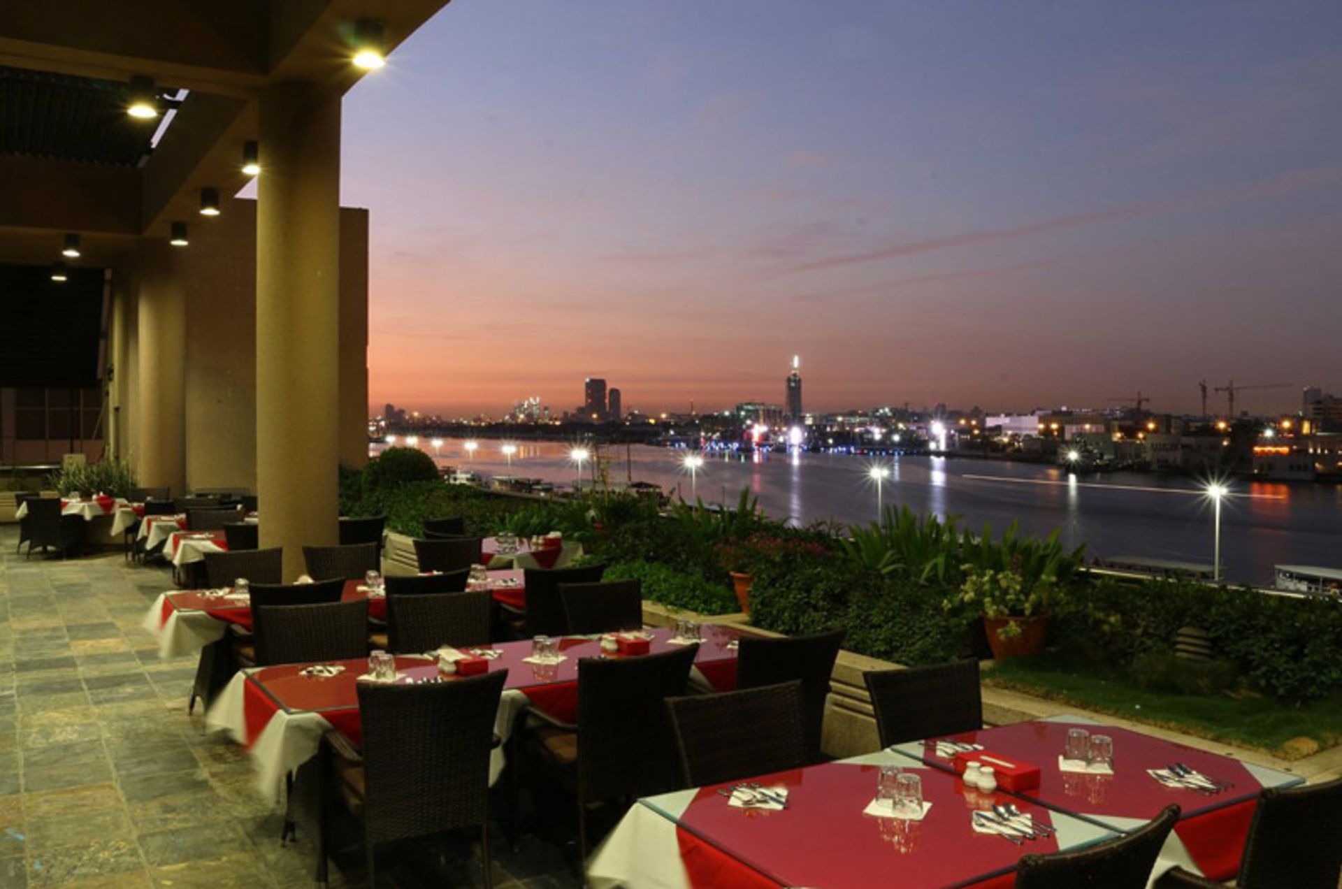 تراس رستوران دانیال با چشم انداز دبی؛ منبع عکس: Tripadvisor، عکاس: Danial M