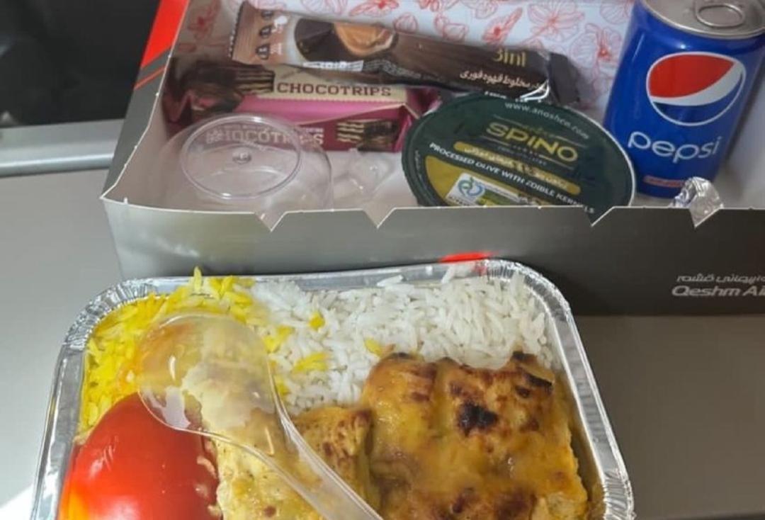 غذای هواپیمای قشرایر شامل برنج، مرغ، گوجه، نوشابه، شکلات. منبع: اینستاگرام. عکاس: 7air_ir