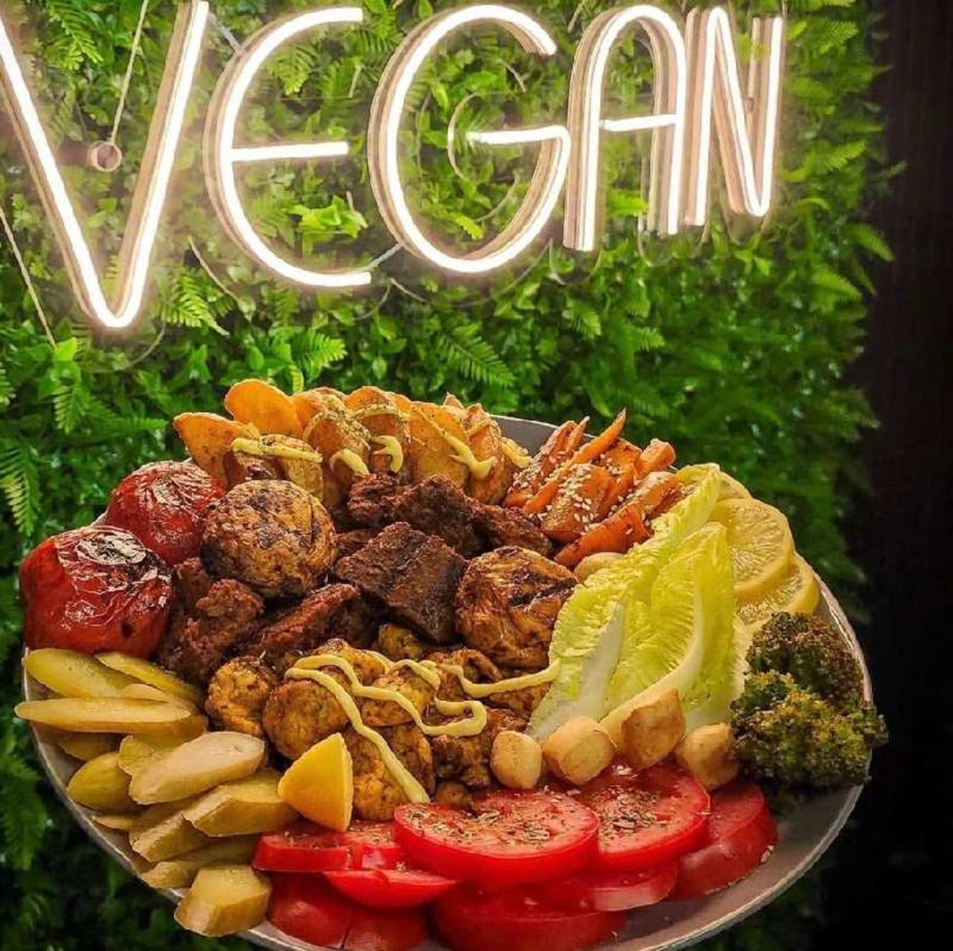 بشقاب غذای گیاهی در رستوران میلانو تهران؛ منبع عکس: وب سایت cafegarditehran.com. عکاس: نامشخص