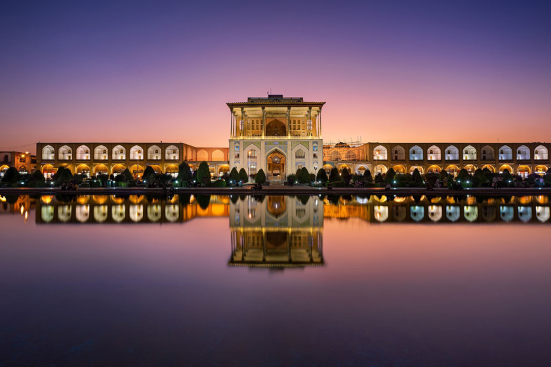 عمارت عالی قاپو در شب