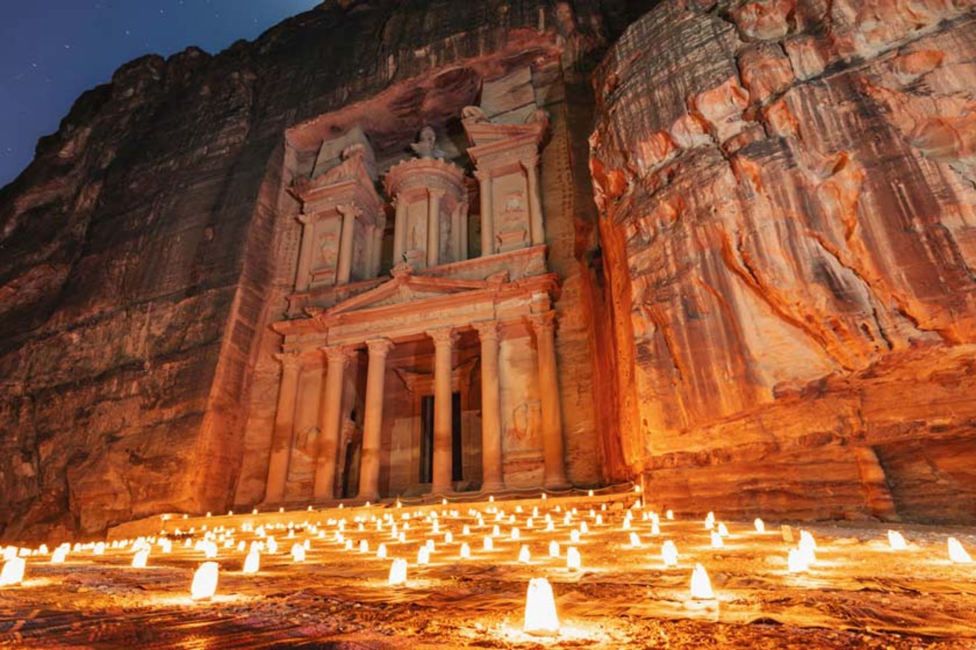 شهر باستانی پترا در شب؛ منبع عکس: وب سایت andantetravels.com؛ عکاس: نامشخص