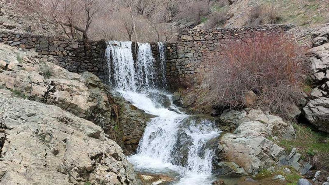 یکی از آبشارهای مسیر دره اوسون؛ منبع عکس: ویکی لوک؛ عکاس: Bayat