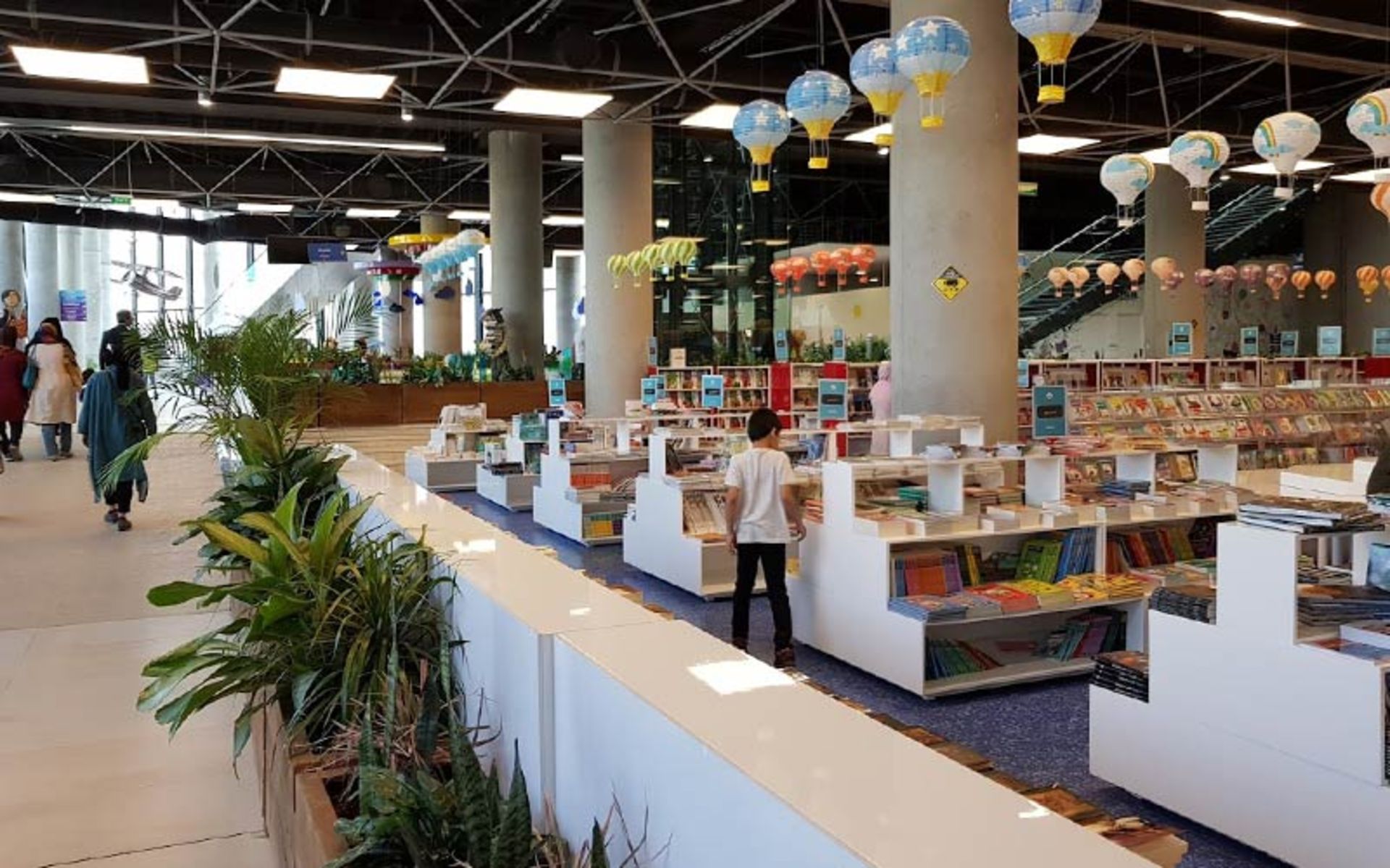 فضای داخلی باغ کتاب تهران، منبع عکس: گوگل مپ، عکاس: امیرعلی صالح یار