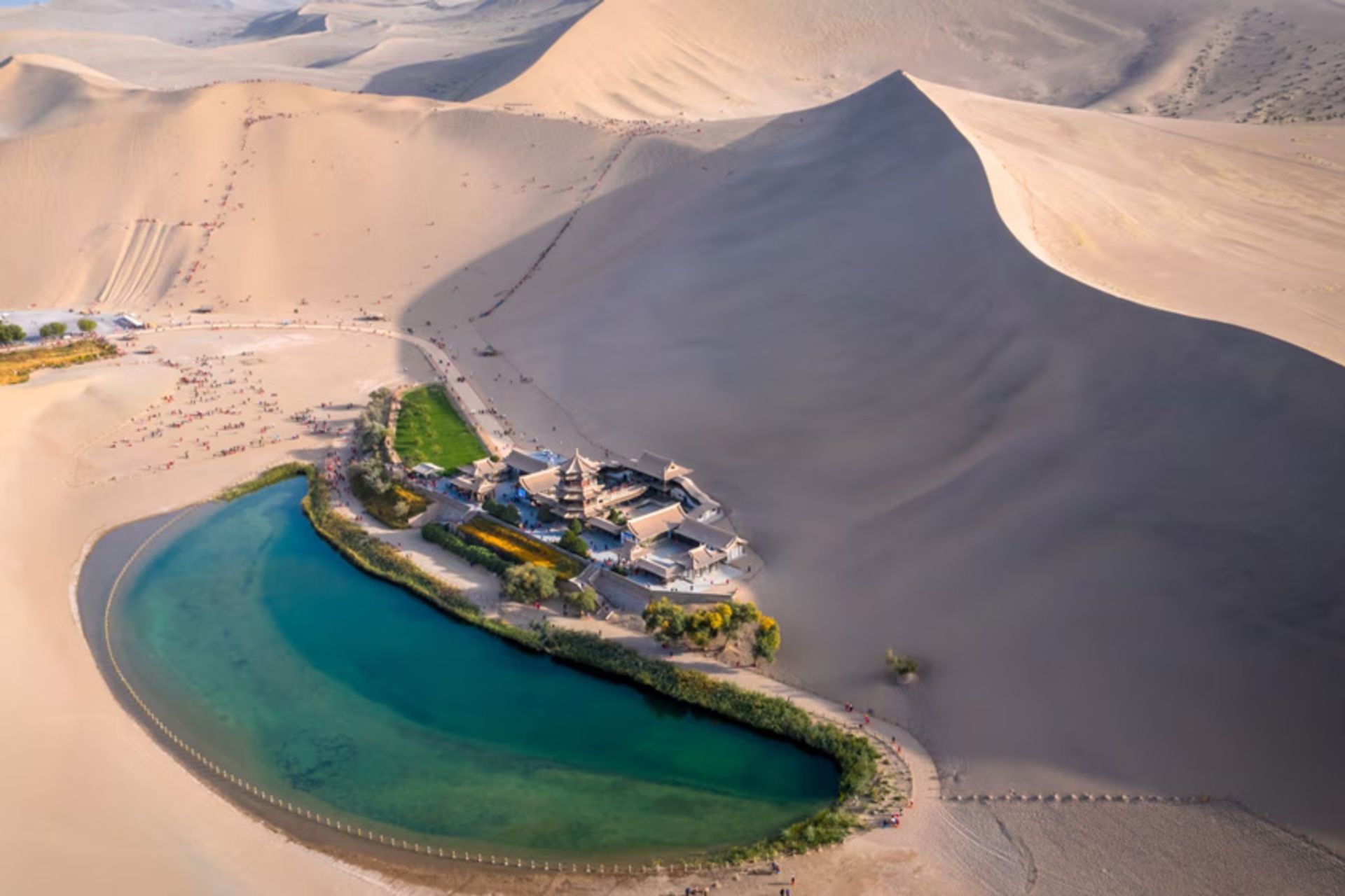 عکس هوایی از دریاچه هلالی شهر دون هوانگ چین؛ منبع عکس: Getty Images، عکاس: Feng Wei