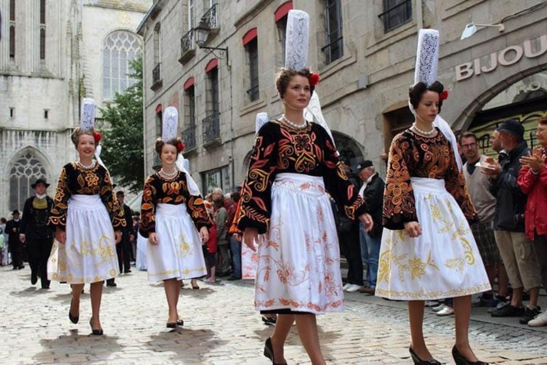 کواف بر سر زنان بریتانی در فرانسه؛ منبع عکس: roughguides؛ نام عکاس: نامشخص