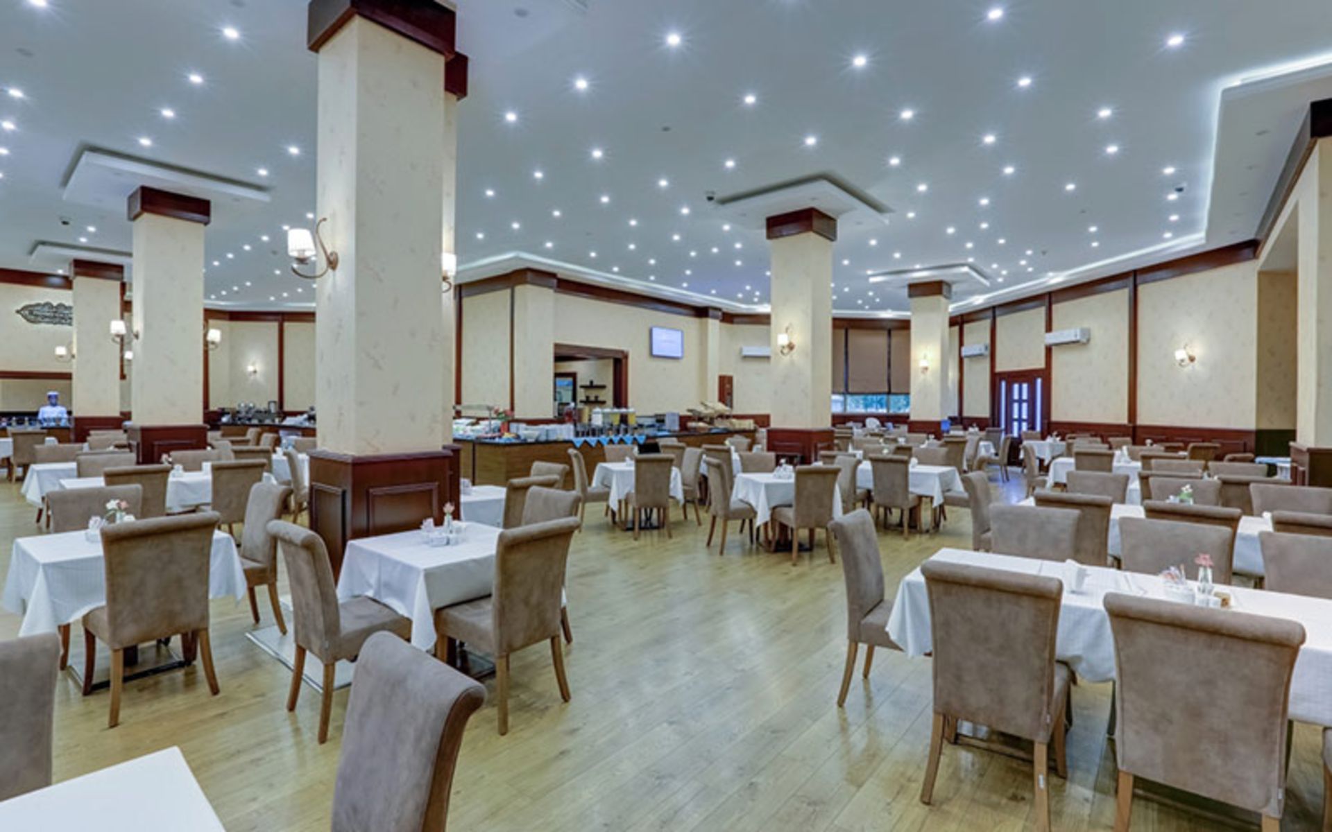فضای داخلی رستوران هتل شایگان کیش، منبع عکس: shayganhotel.ir، عکاس: نامشخص
