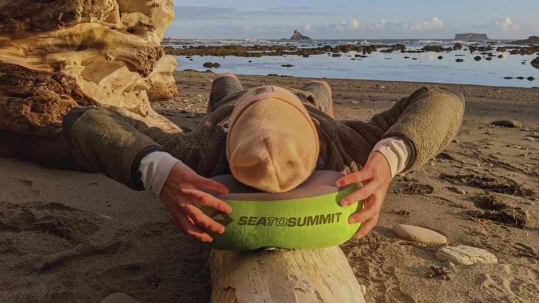 بالش سی تو سامیت در ساحل؛ منبع عکس: وب سایت outdoorgearlab.com. عکاس: نامشخص