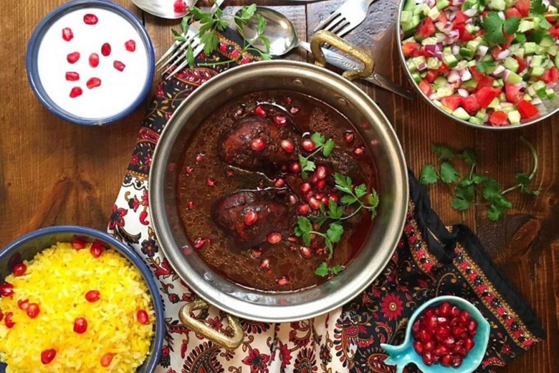 خورش اناردون با سالاد شیرازی؛ منبع عکس: وب سایت blog.okcs.com؛ عکاس: نامشخص
