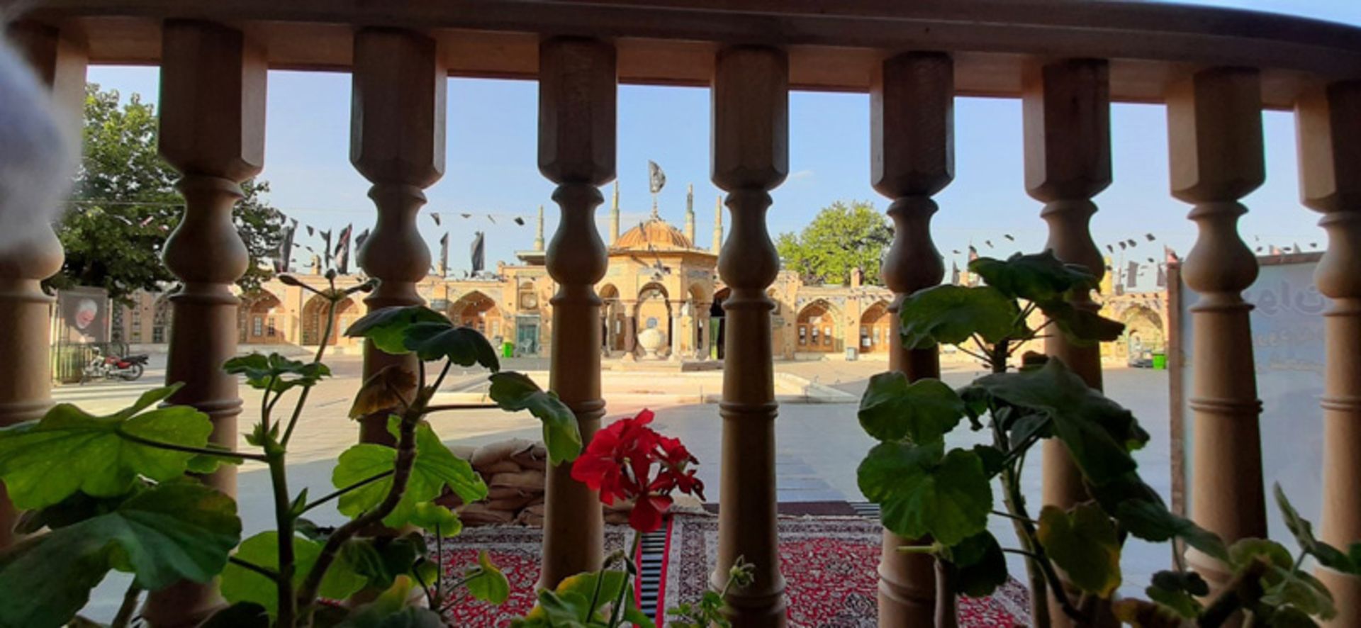 حیاط امامزاده شاهزاده حسین قزوین