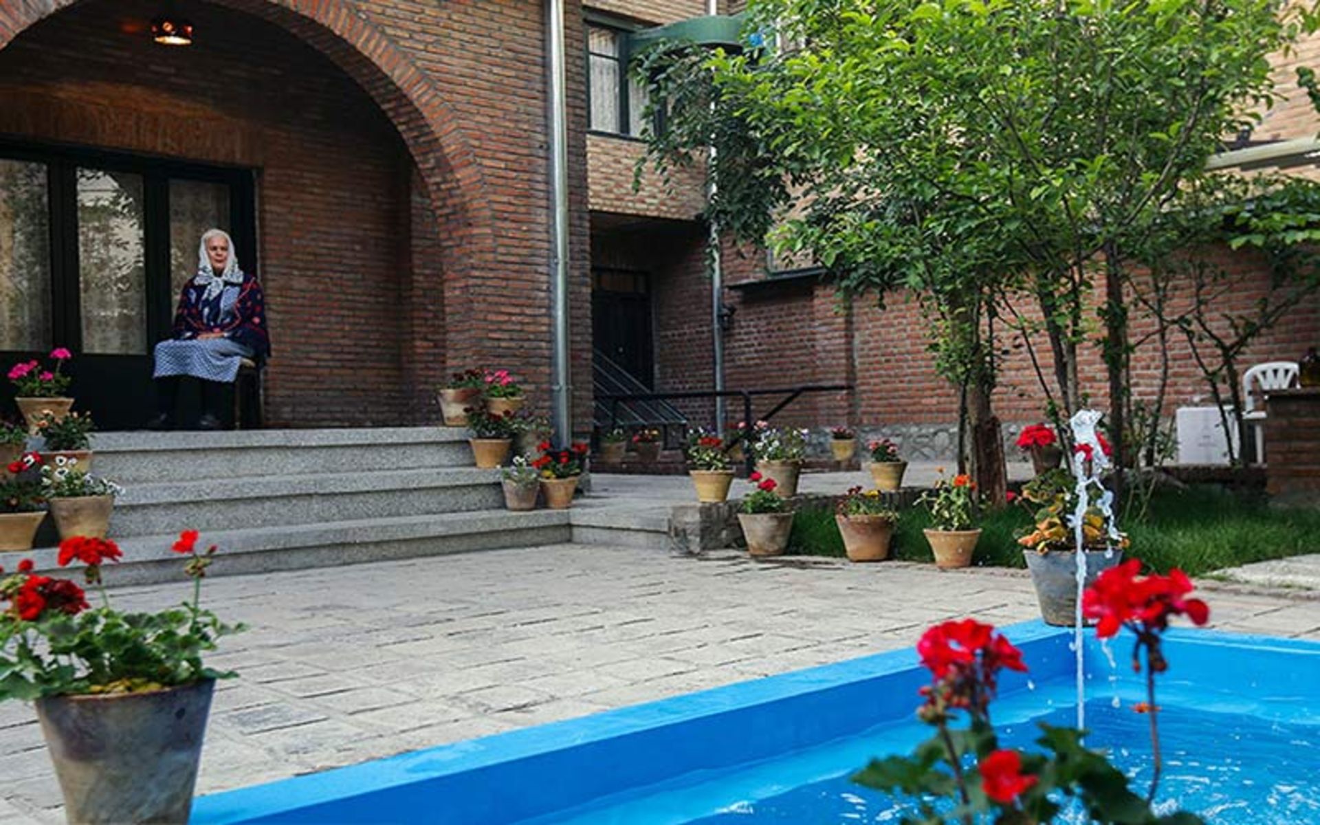 حیاط خانه موزه سیمین و جلال، منبع عکس: گوگل مپ، عکاس: فرشاد محمدفر