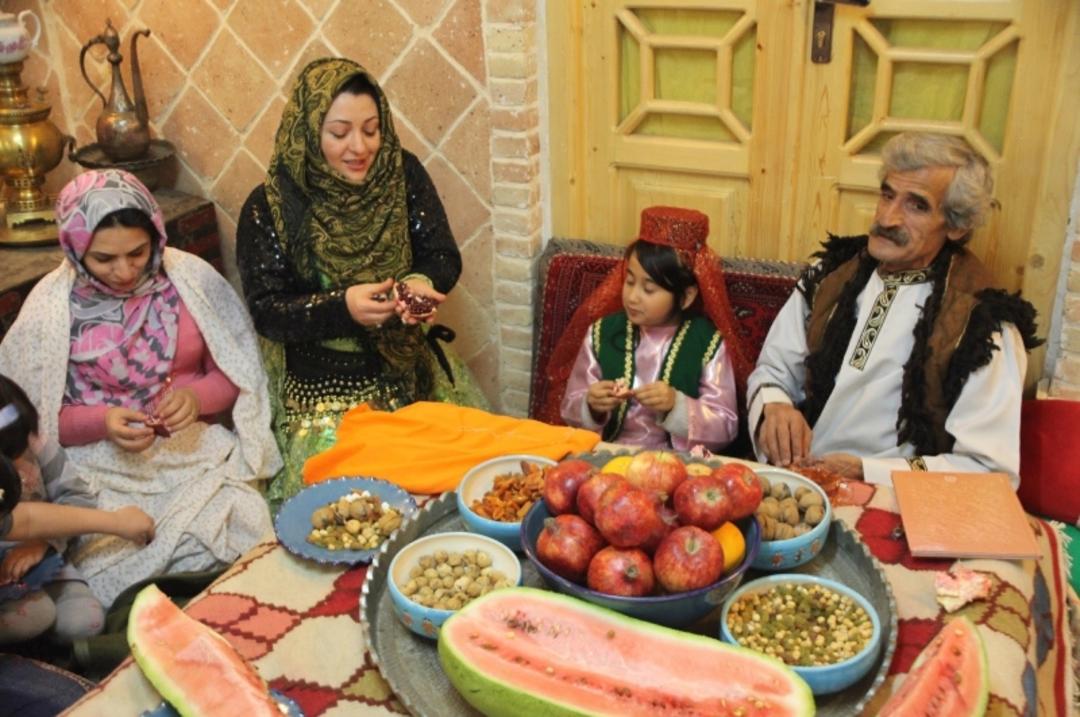 سفره شب یلدا روی کرسی در همدان