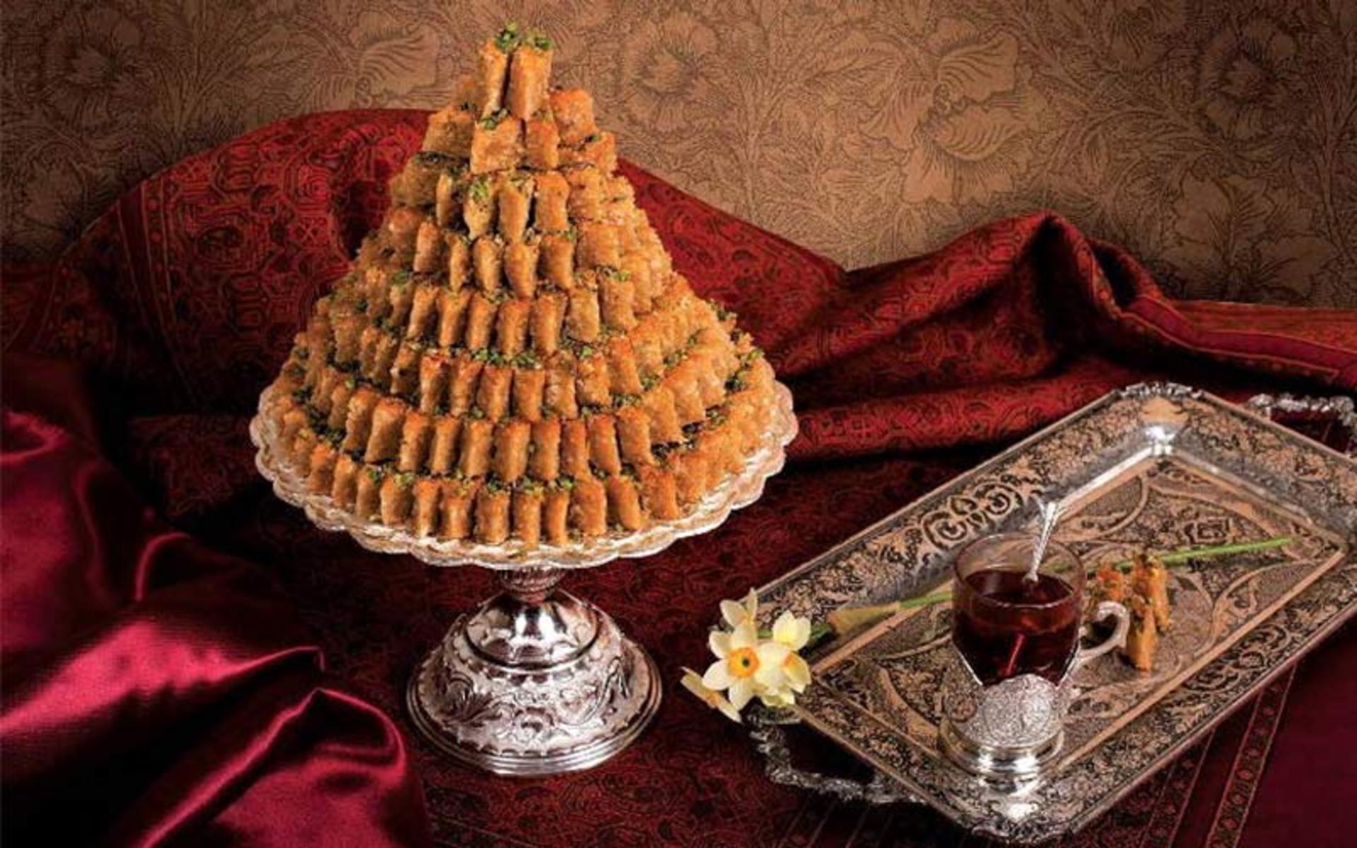 باقلوای یزدی با چای، منبع عکس: yazdshirini.com، عکاس: نامشخص