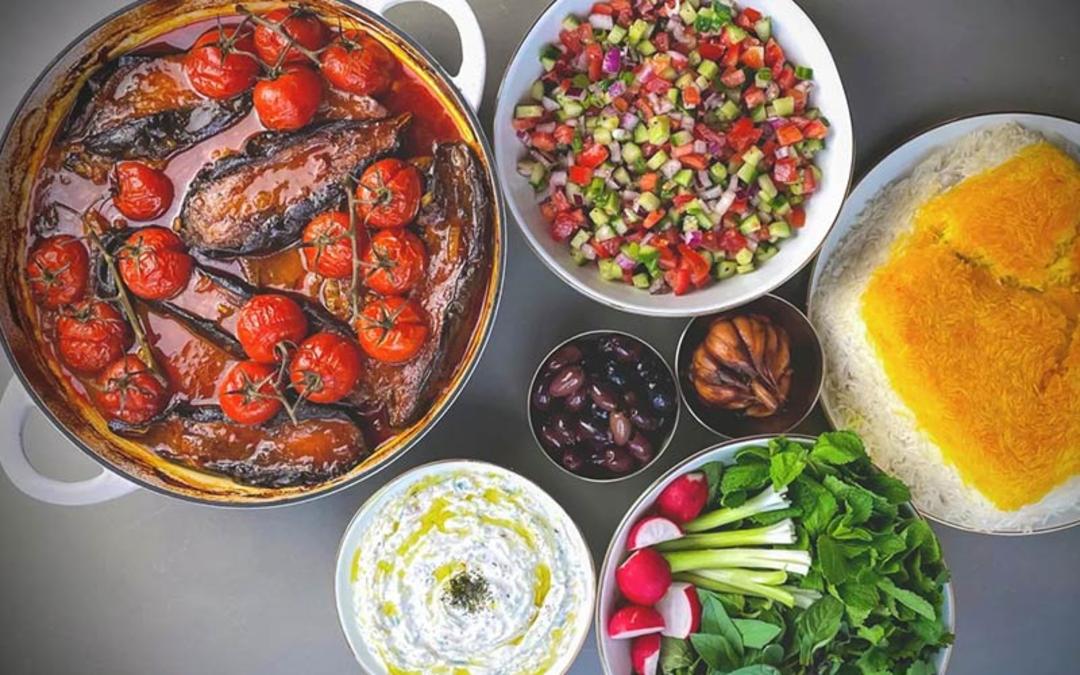 خورشت بادمجان با برنج زعفرانی و سالاد، منبع عکس:، عکاس: نامشخص