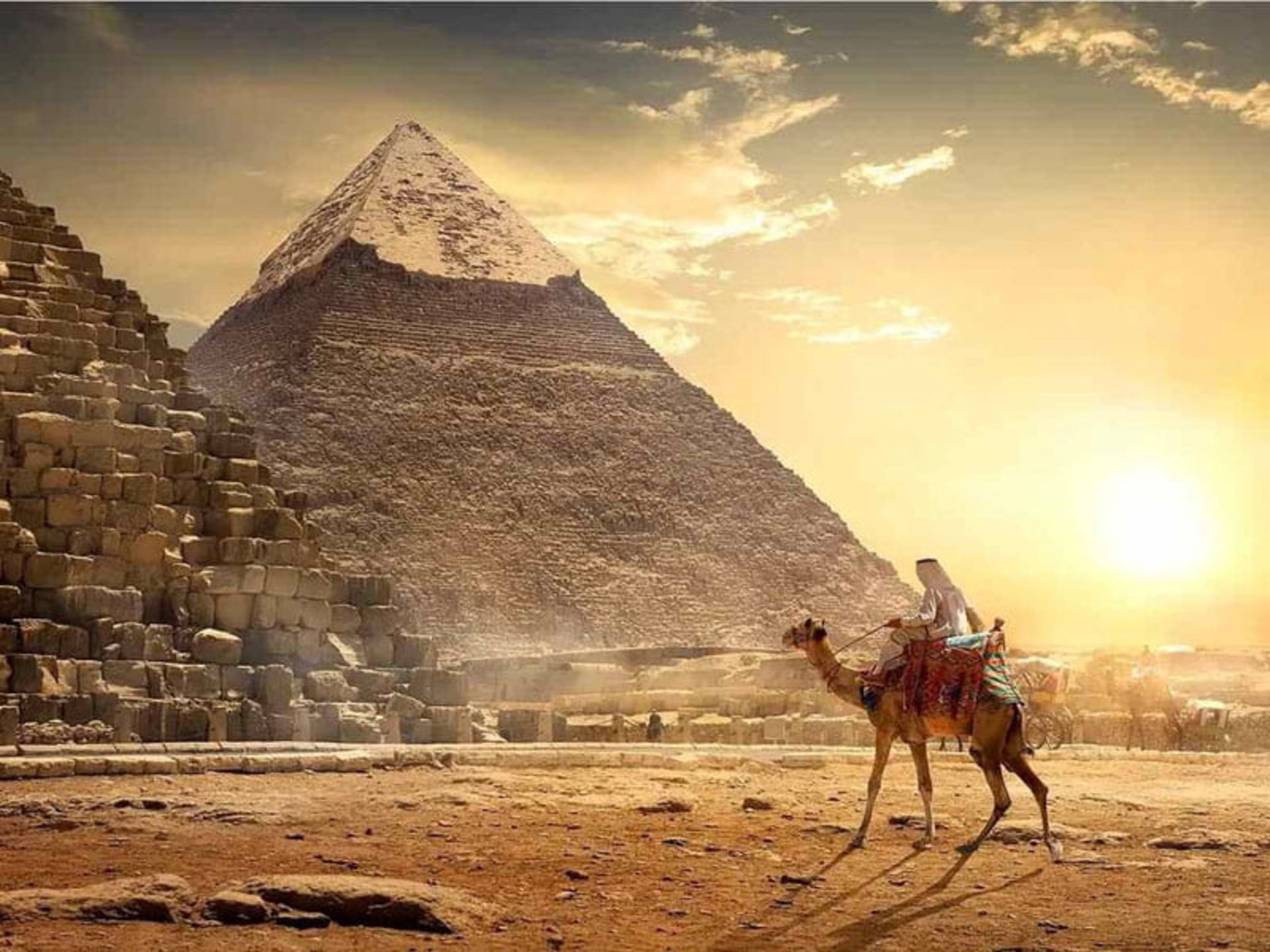 شترسواری در مقابل اهرام مصر؛ منبع عکس: Your Egypt Tours؛ نام عکاس: نامشخص