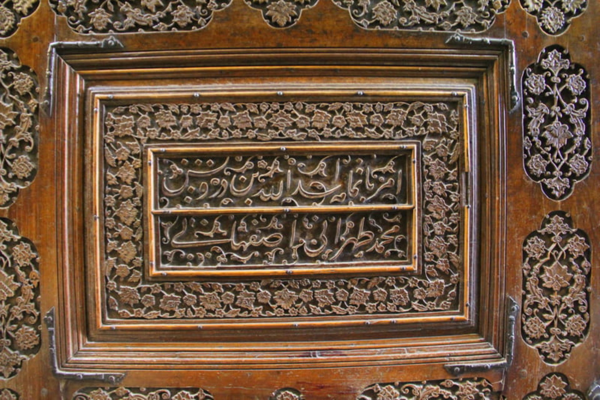 منبت کاری و کتیبه مقبره شاهزاده حسین قزوین