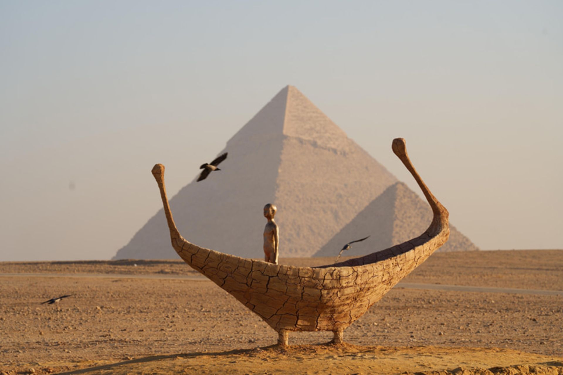 مجسمه Jean-Marie Appriou کنار اهرام مصر 