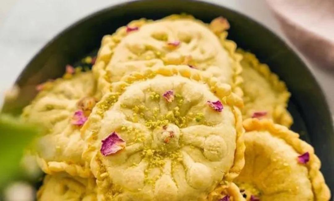 شیرینی کلمپه با تزیین پودر پسته و گل محمدی