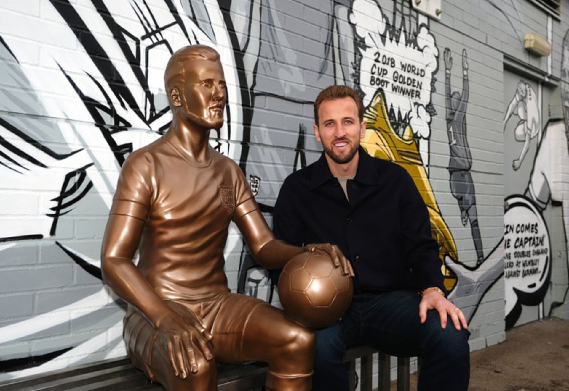 هری کین (Harry Kane) در مراسم رونمایی از مجسمه خود در مرکز پیتر می (Peter May) لندن؛ منبع عکس: theguardian؛ نام عکاس: Zac Goodwin