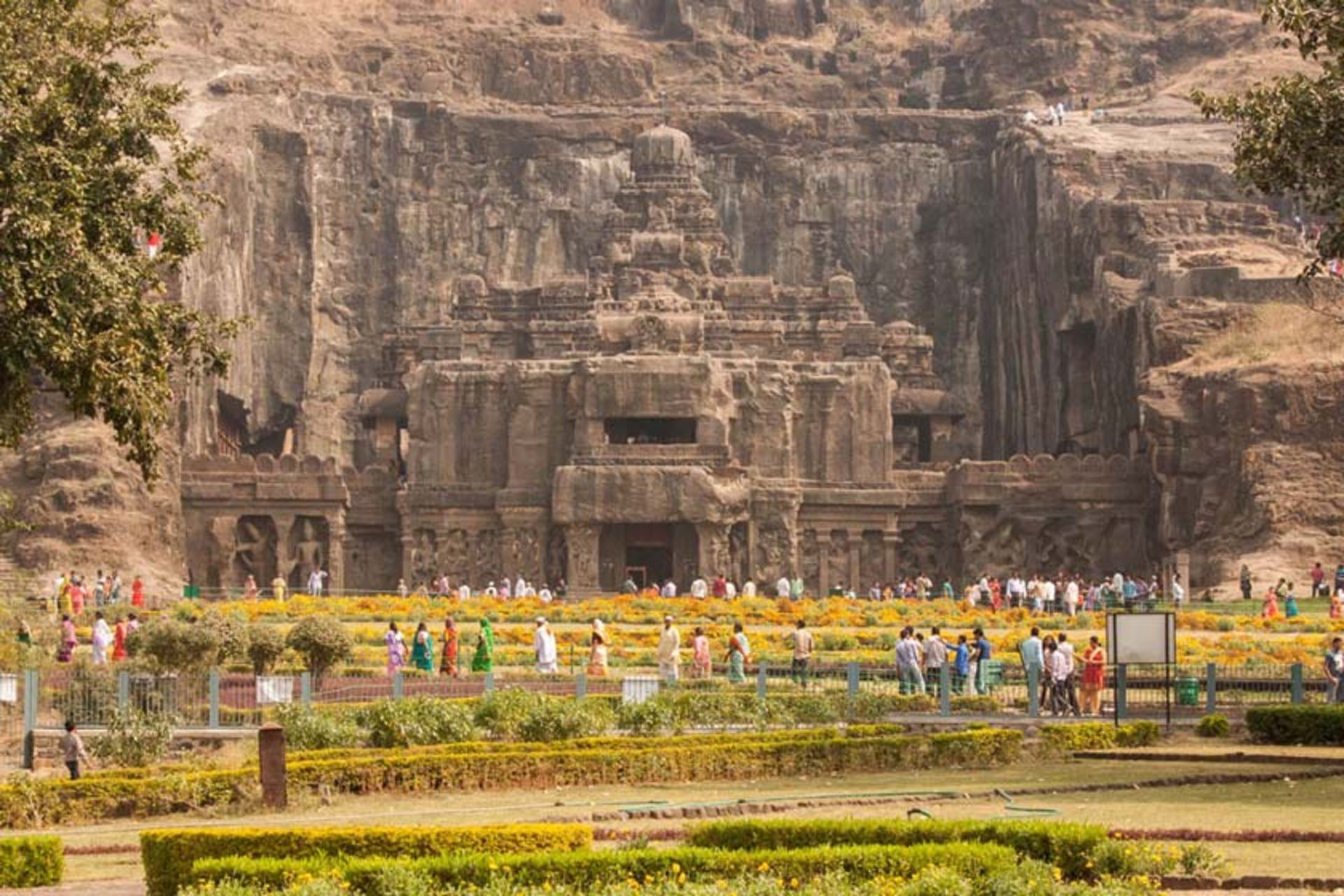 گردشگران در غار الورا هند؛ منبع عکس: وب سایت tourmyindia.com؛ عکاس: نامشخص