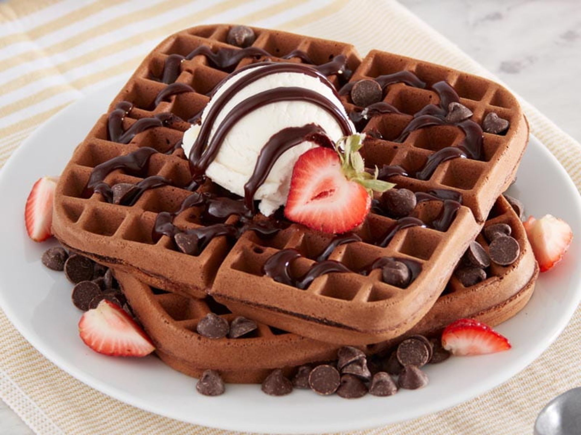 وافل شکلاتی با خامه؛ منبع عکس: bydash؛ نام عکاس: نامشخص