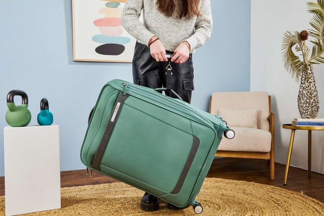 توزین چمدان بزرگ مسافرتی با ترازوی آشپزخانه؛ منبع عکس: وب سایت Travel + Leisure. عکاس: نامشخص