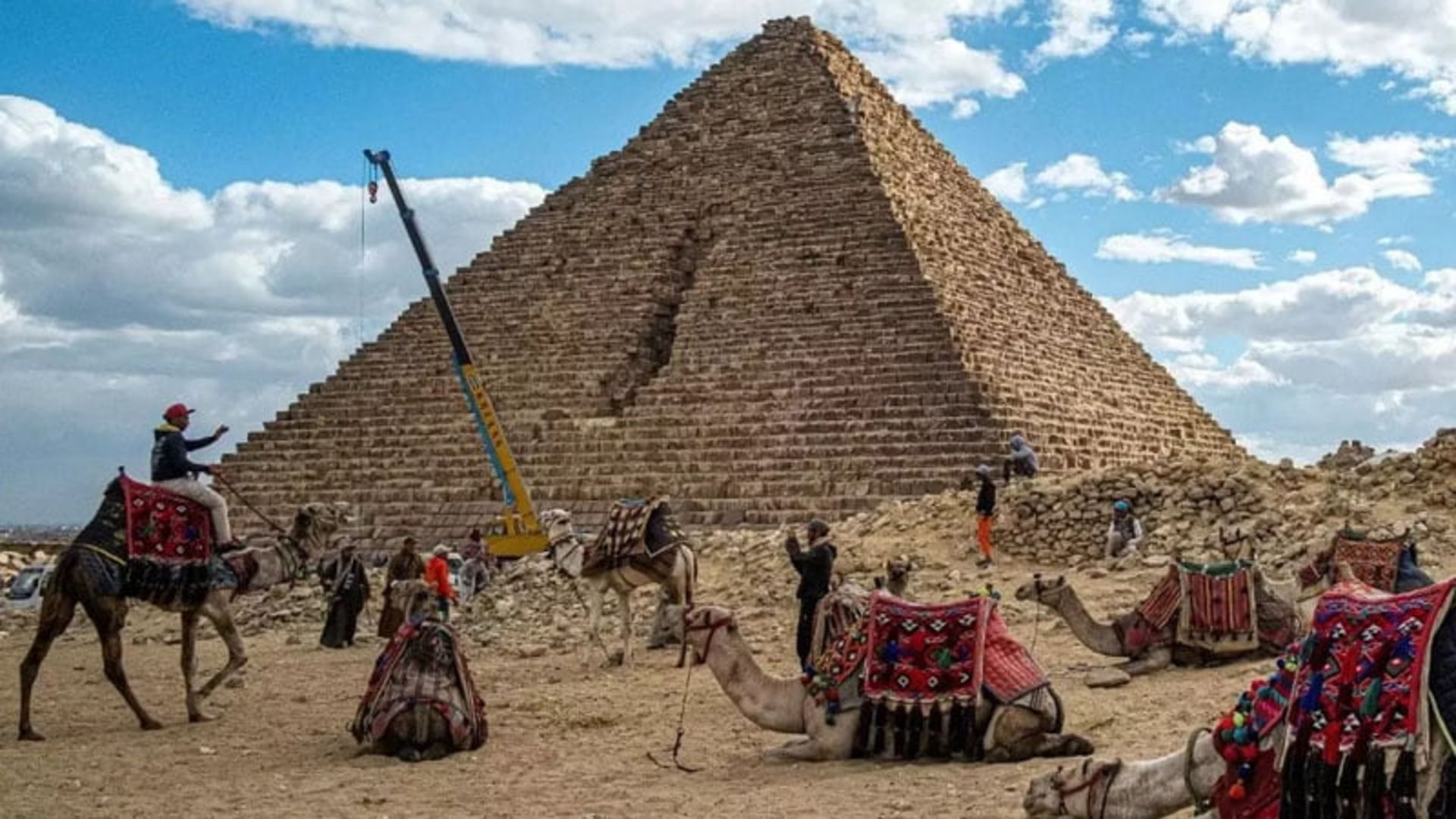 شتر سواری در کنار اهرام مصر؛ منبع عکس: Middle East Eye؛ نام عکاس: نامشخص