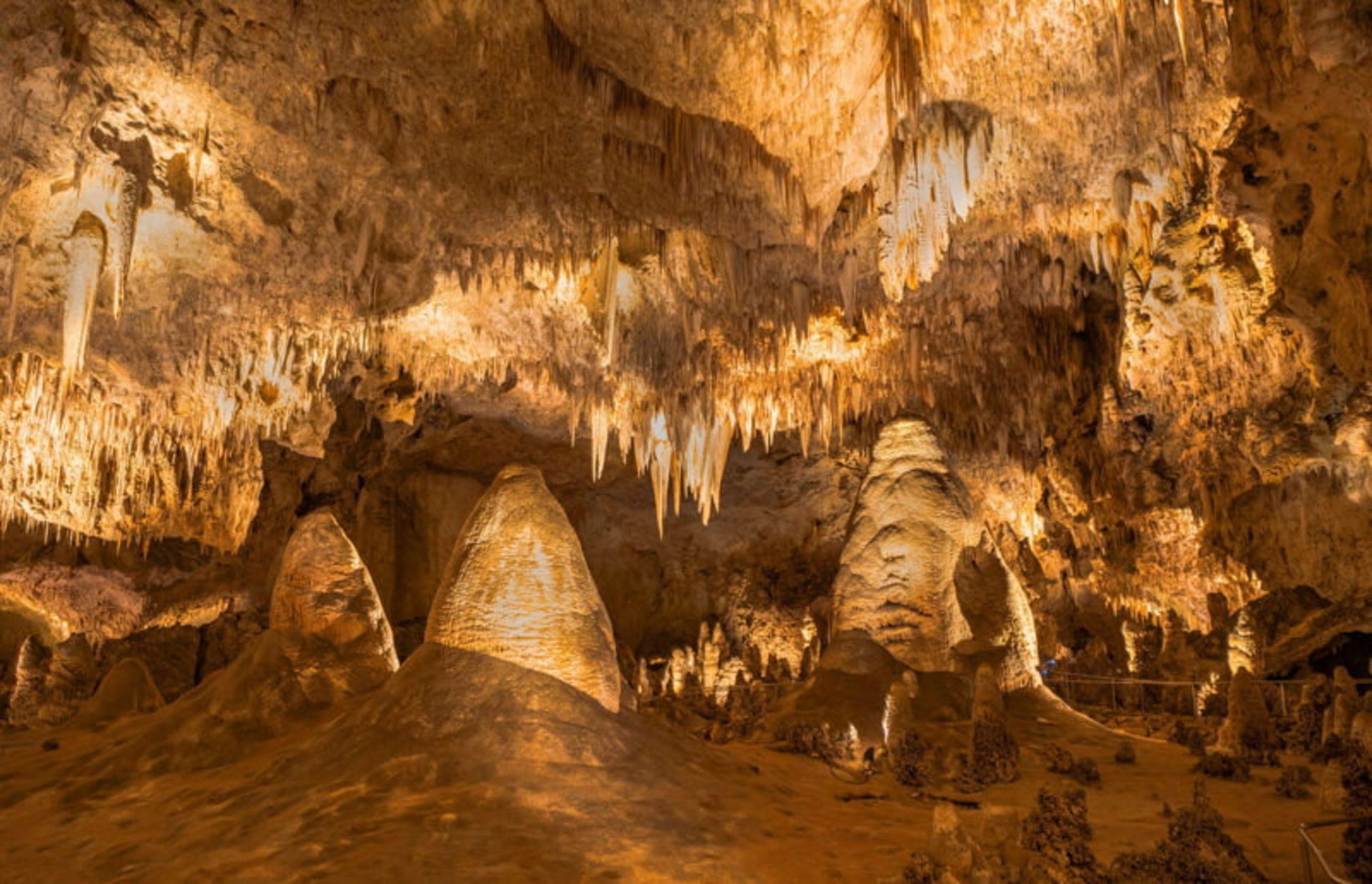 غارهای کارلزبد (Carlsbad Caverns) در آمریکا