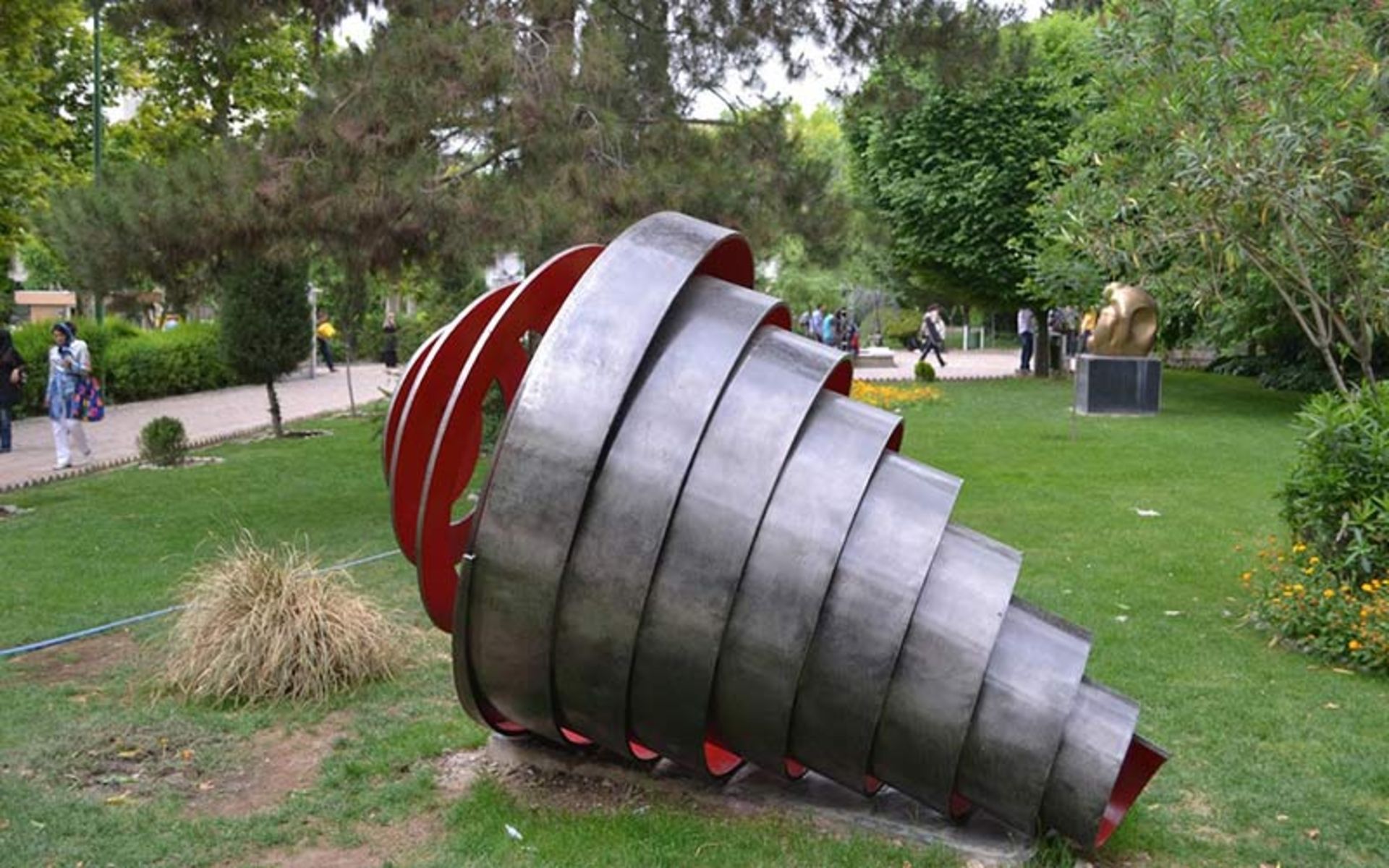 گردشگران در پارک هنرمندان تهران، منبع عکس: گوگل مپ، عکاس:  Hamed