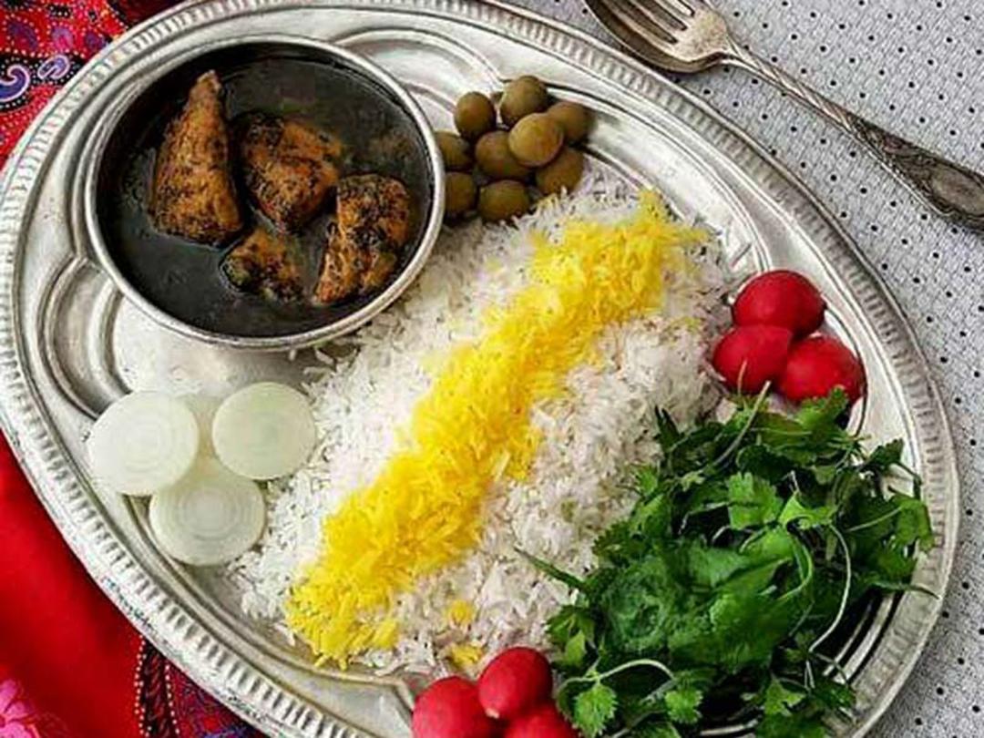 قلیه ماهی خوزستانی و برنج و مخلفات؛ منبع عکس: mahikhan.co؛ عکاس: نامشخص