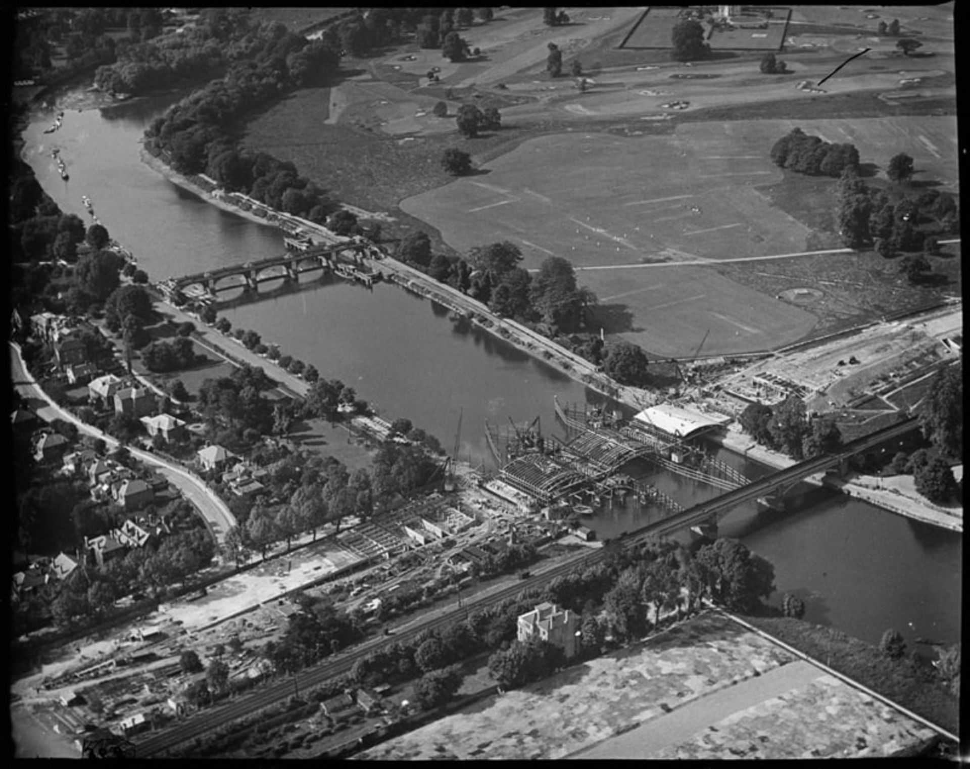 عکس قدیمی پل تویکنهام (Twickenham Bridge) در جنوب غربی لندن