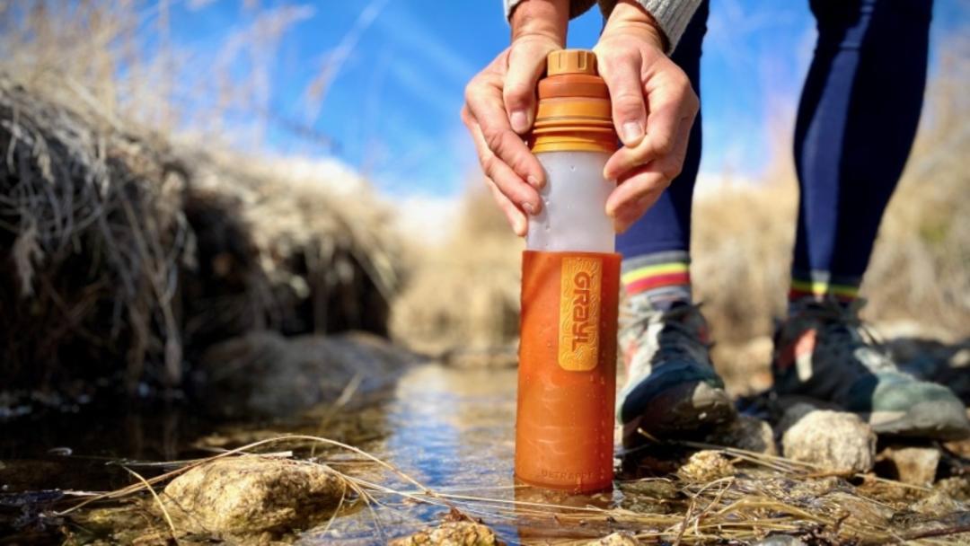 فیلتر آب برای طبیعت گردان؛ منبع عکس: سایت outdoorgearlab.com. عکاس: نامشخص