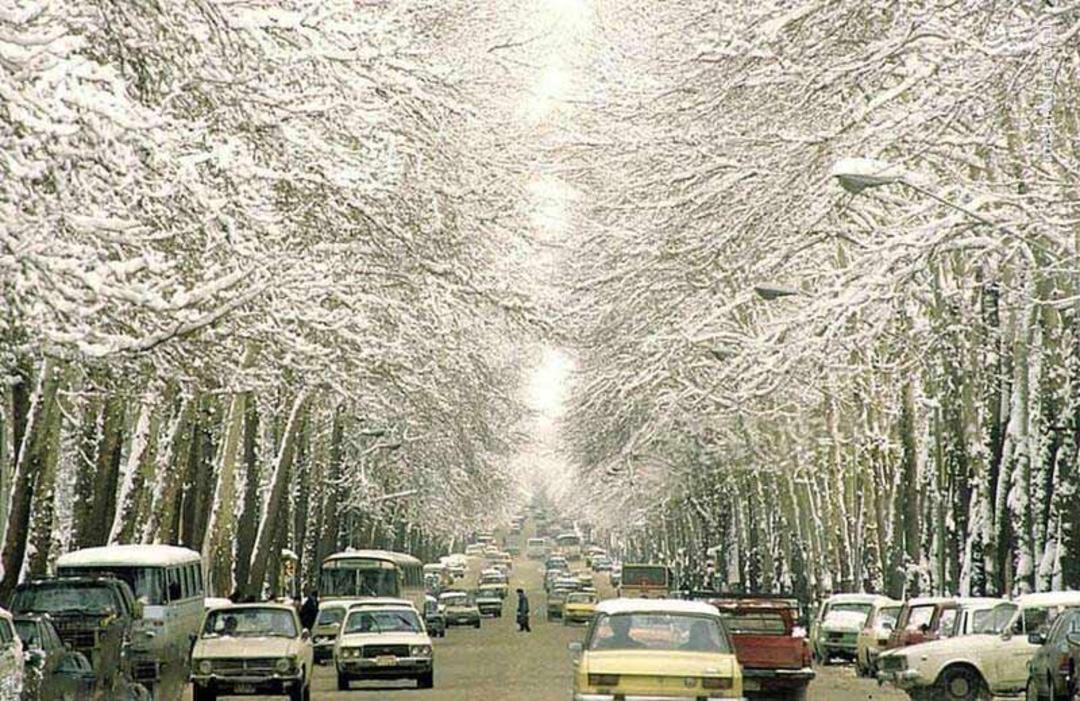 خیابان ولیعصر تهران در زمستان سال ۶۵؛ منبع عکس: دنیای اقتصاد؛ عکاس: نامشخص
