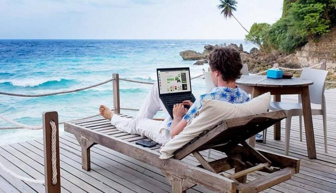 دورکاری در ساحل دریا با کمک ویزای دیجیتال نومد؛ منبع عکس: وب سایت linkedin.com. عکاس: نامشخص
