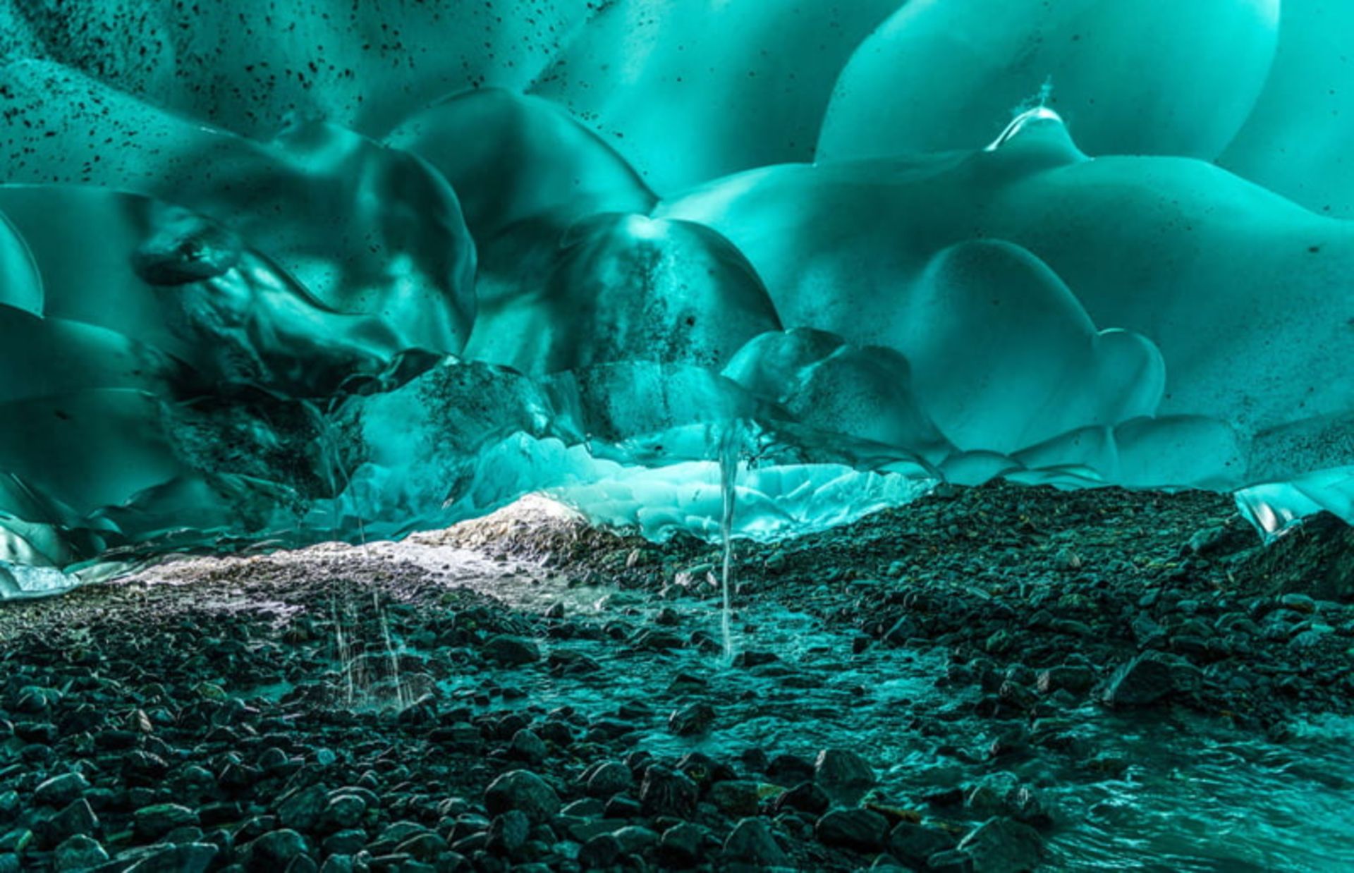 غار یخی مندنهال (Mendenhall Glacier) در آلاسکا 